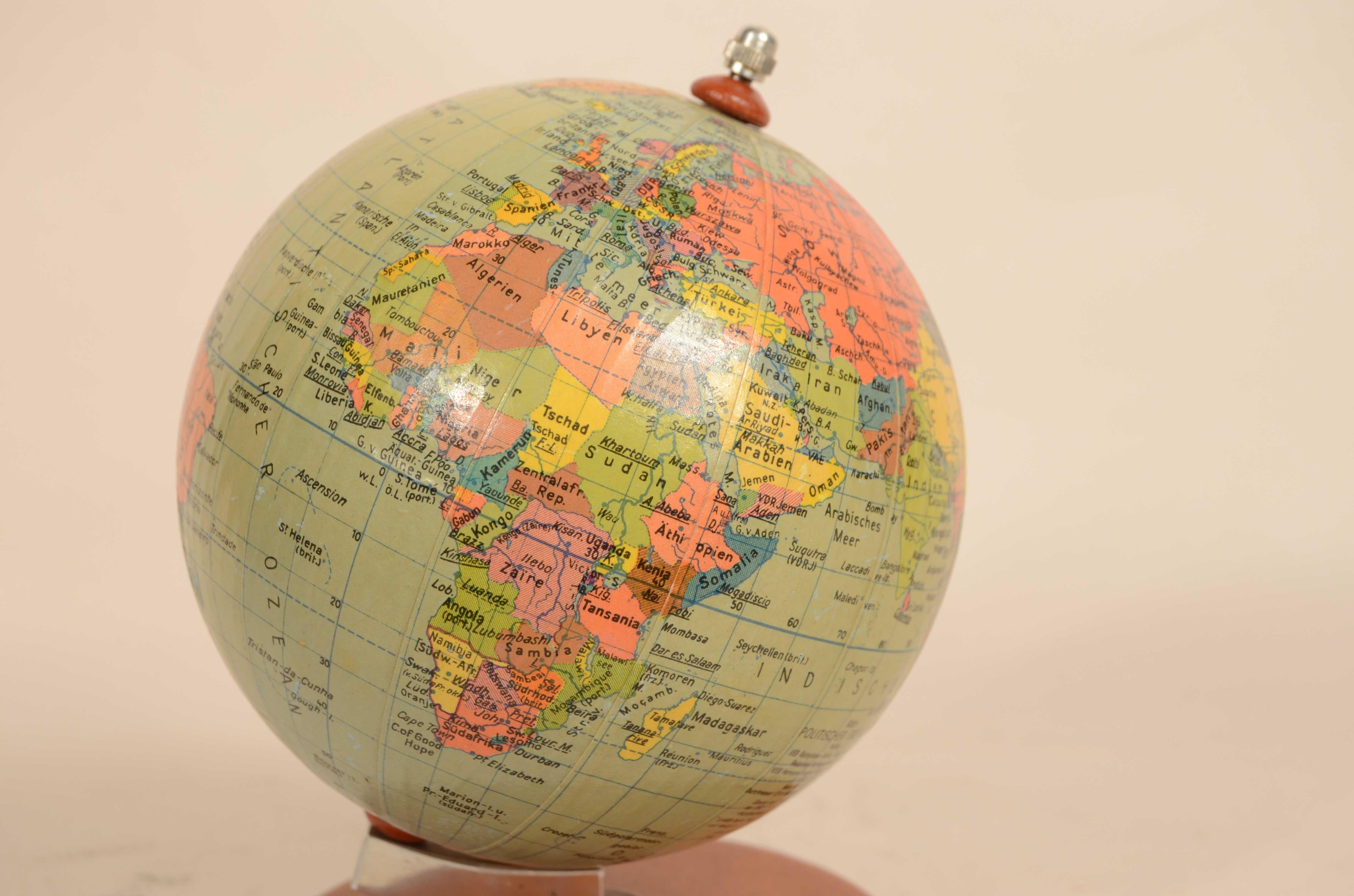 Small globe published by Räths Politischer Erdglobus from the 1950s In Good Condition In Milan, IT