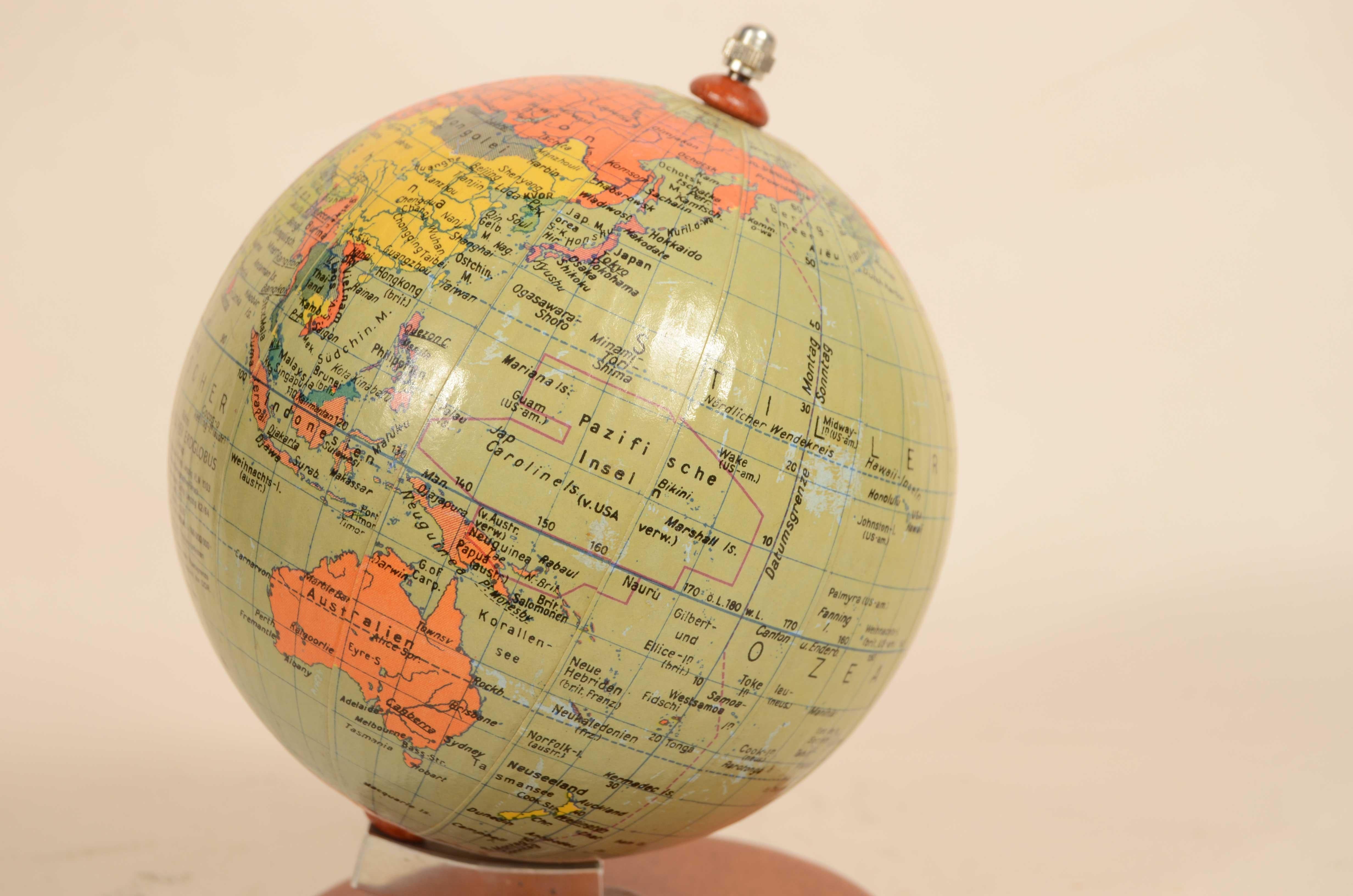 Paper Small globe published by Räths Politischer Erdglobus from the 1950s