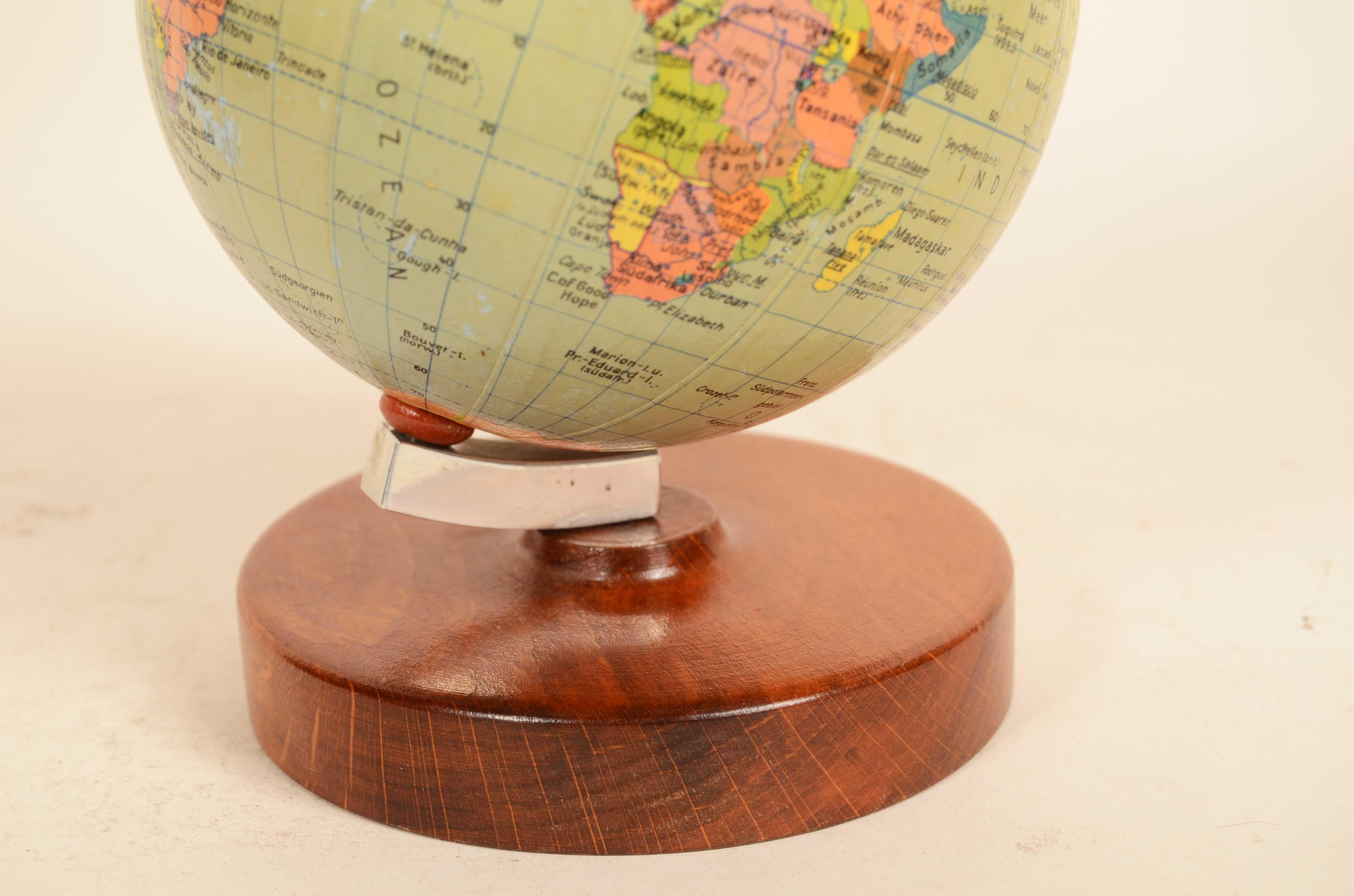 Small globe published by Räths Politischer Erdglobus from the 1950s 4