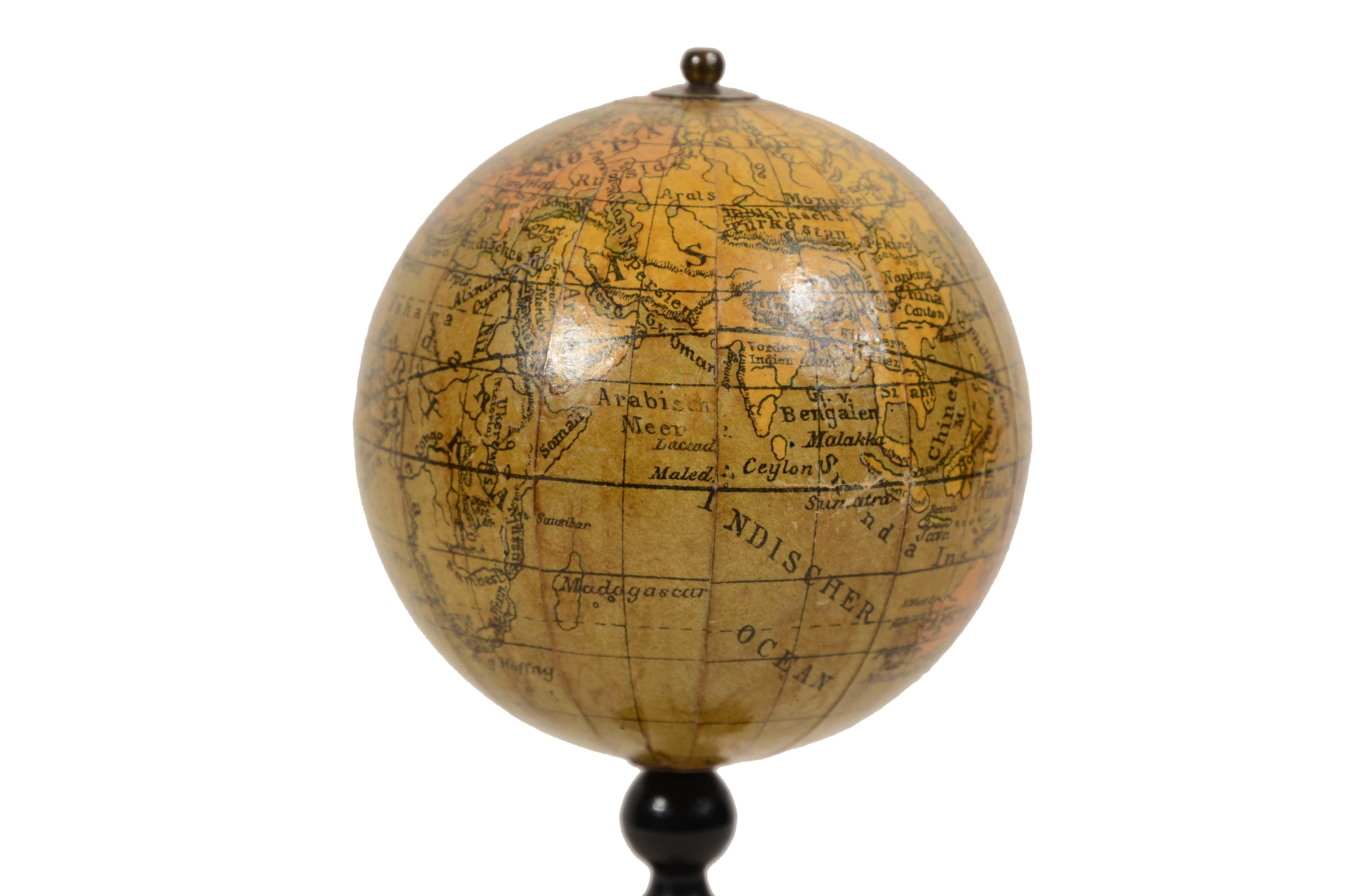 Small globe h. 6.5 of  late 1800s by cartographer Ludw. Jul. Heymann In Good Condition For Sale In Milan, IT
