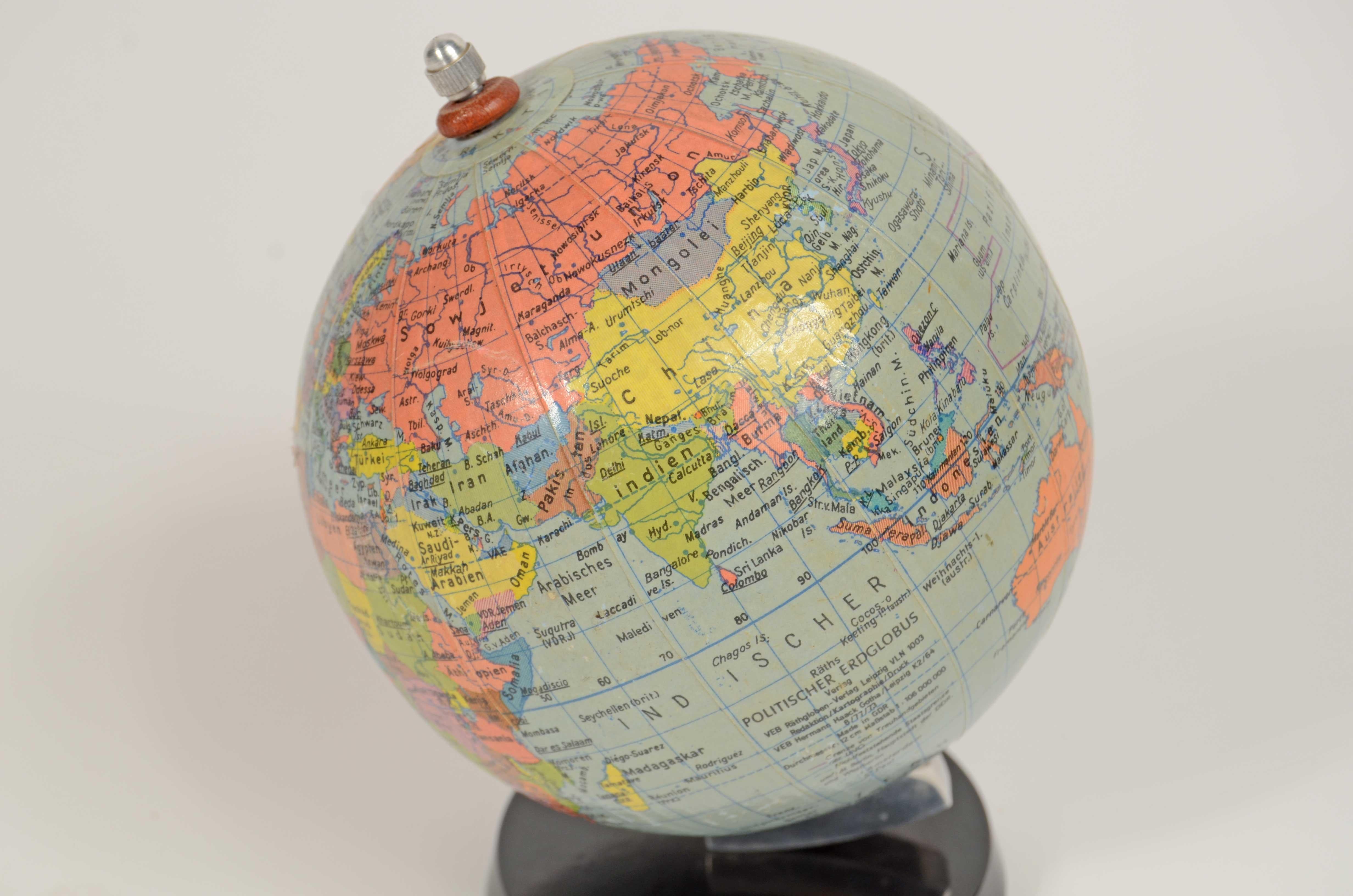 Piccolo globo terrestre Räths Politischer Erdglobus anni '50 base bachelite im Zustand „Gut“ im Angebot in Milan, IT