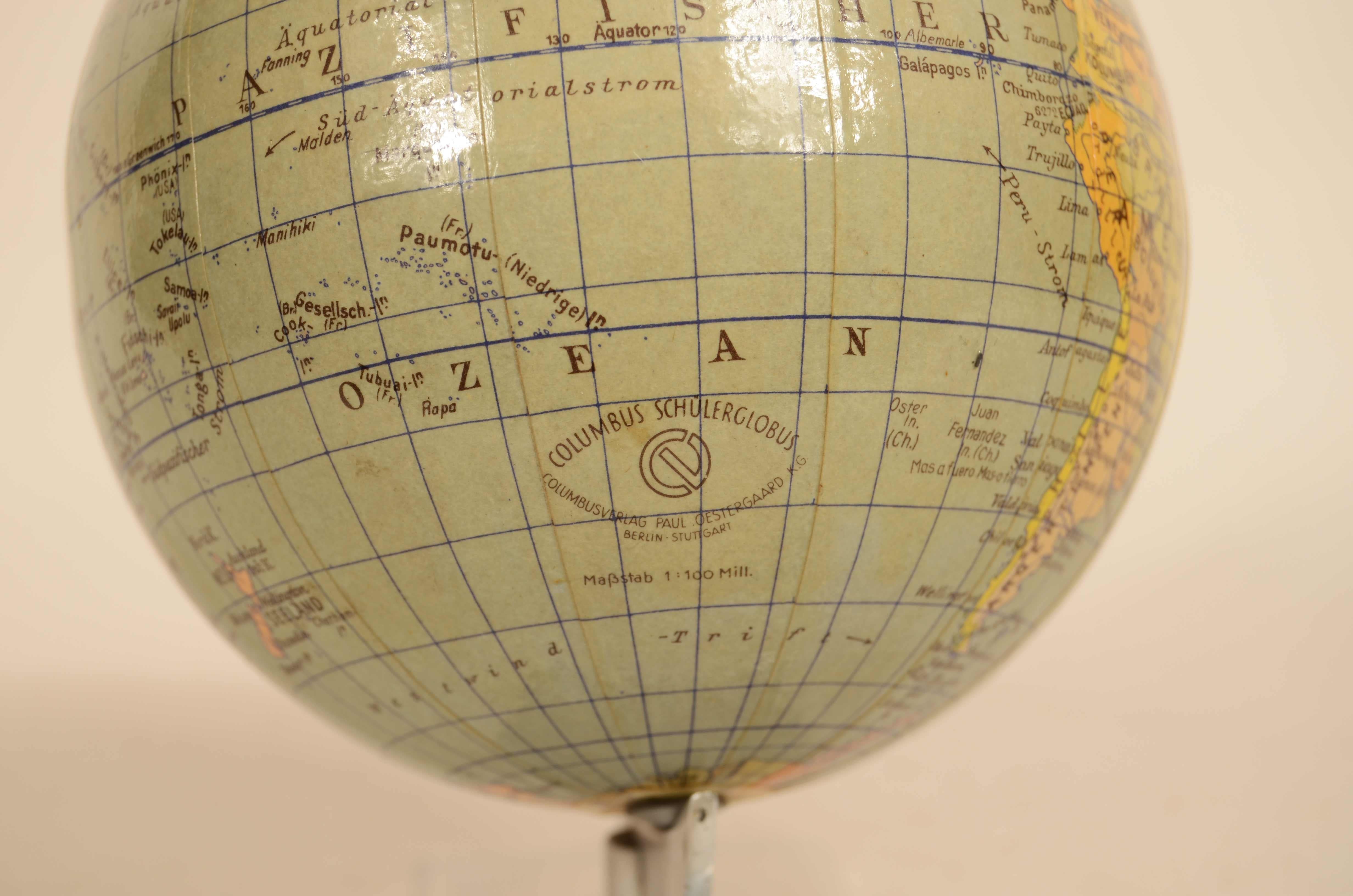 Small German globe published by Columbus Schulerglobus, cartographer prof Paul Oestergaard Berlin Stuttgart in the 1950s. Aluminum base complete with engraved meridian circle. Good condition excellent readability. Height 15 cm - 5.9 inch, ball