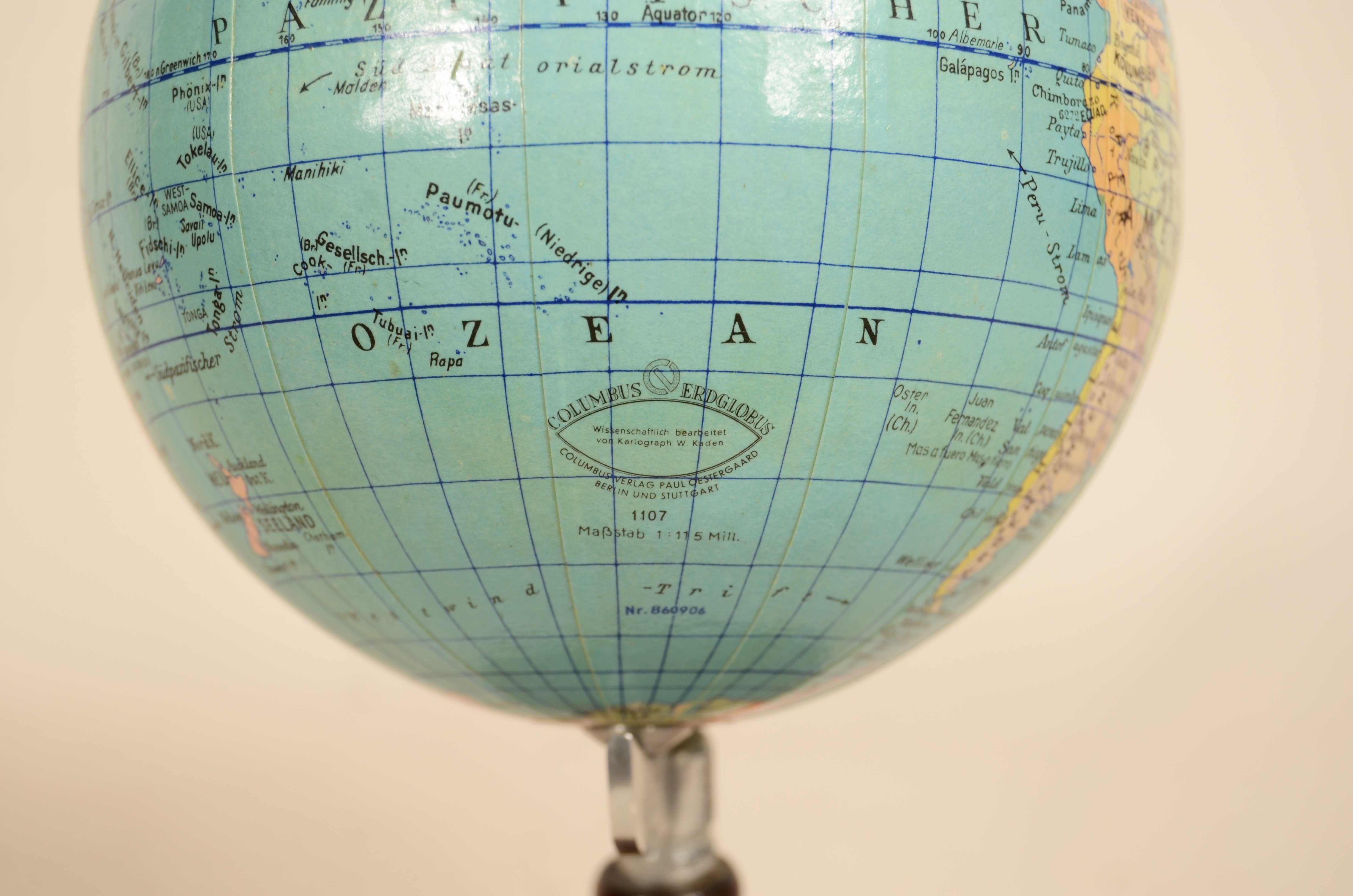 Petit globe allemand publié par Columbus Schulerglobus, cartographe prof Paul Oestergaard Berlin Stuttgart dans les années 1950. Base en bois tourné avec cercle méridien gravé. Bon état, excellente lisibilité. Hauteur 19 cm - 7.5 inch, diamètre de