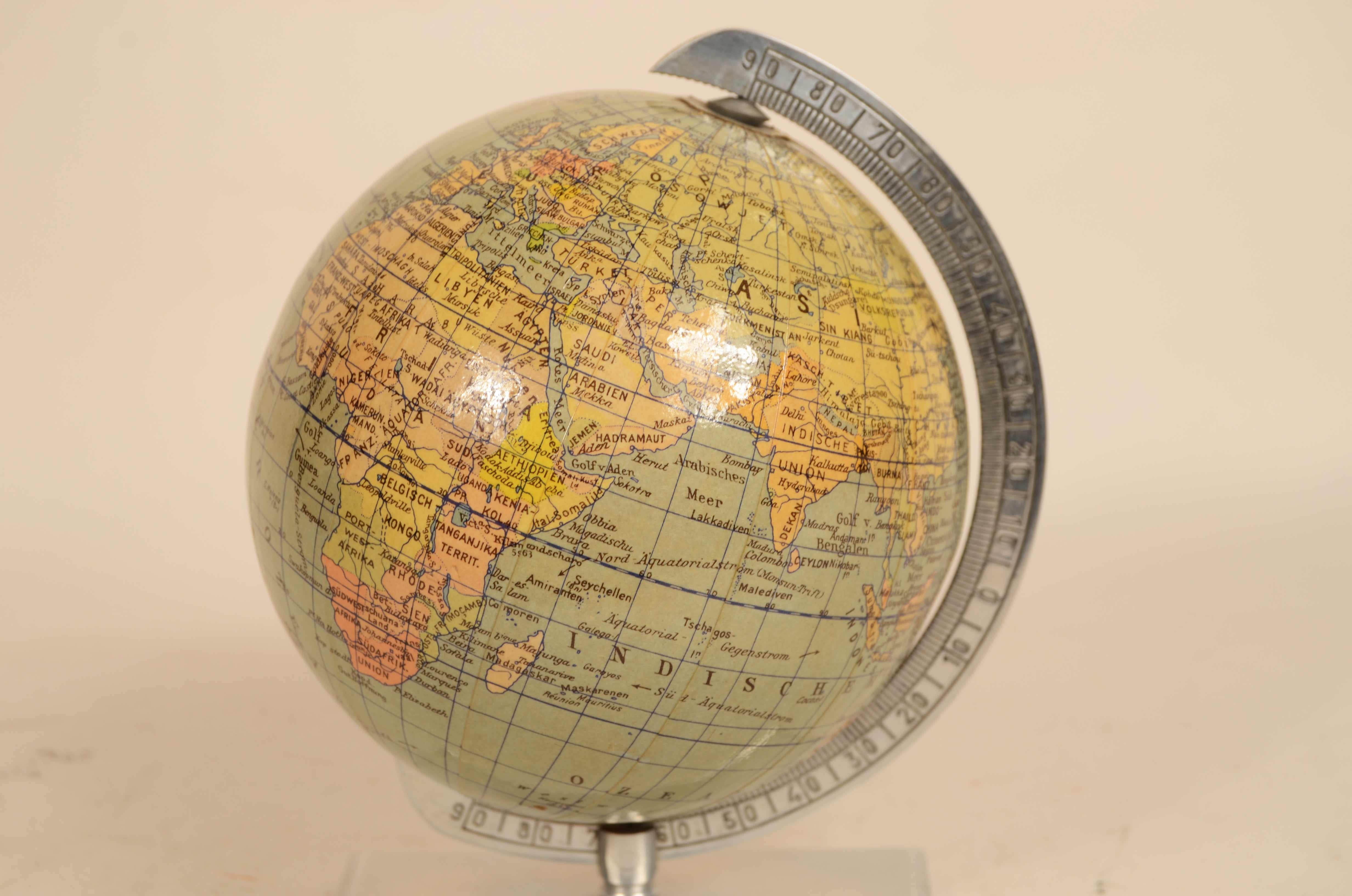 Small German globe published by Columbus Schulerglobus from the 1950s In Good Condition In Milan, IT