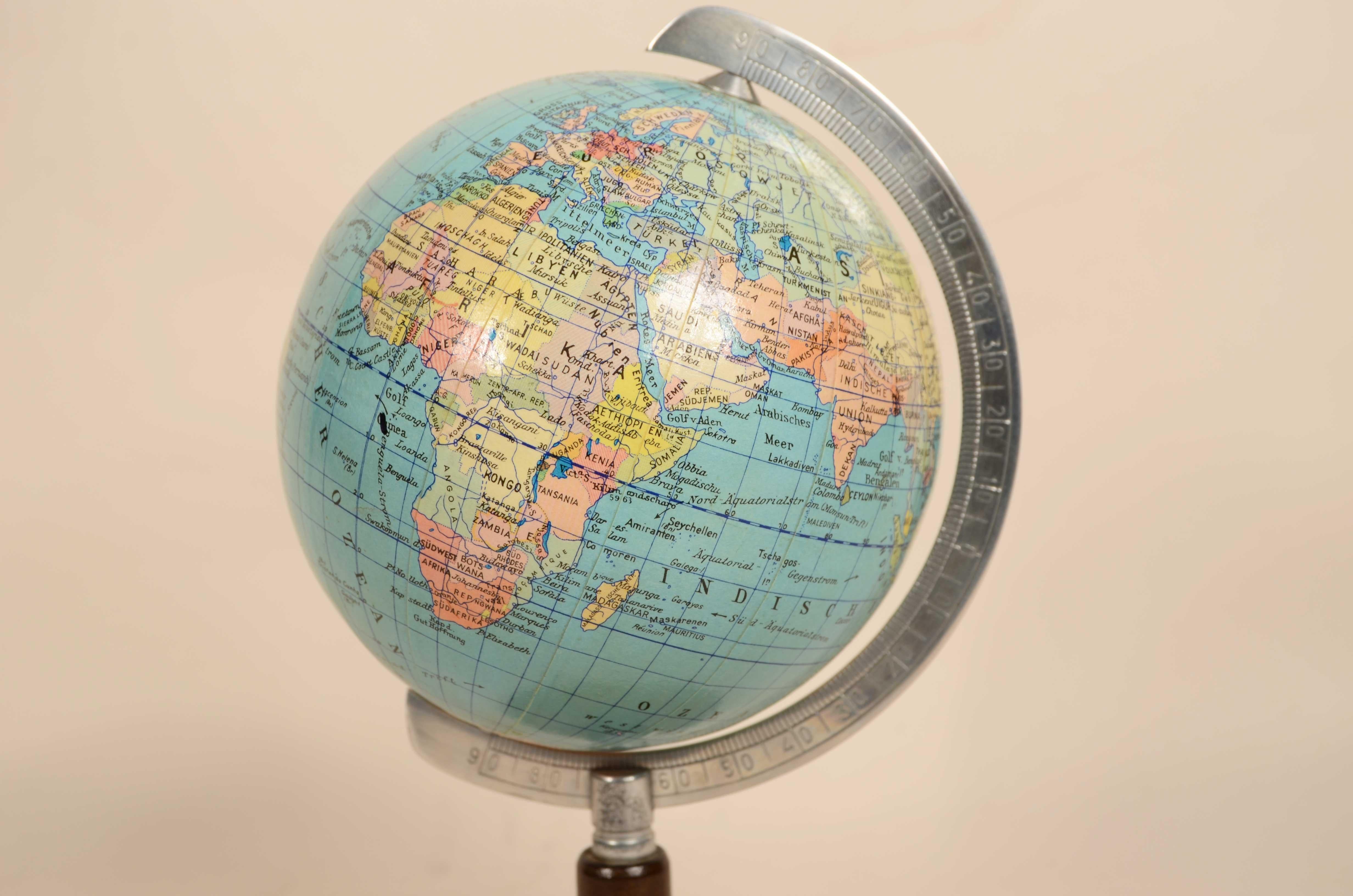 Petit globe allemand publié par Columbus Schulerglobus dans les années 1950 Bon état - En vente à Milan, IT