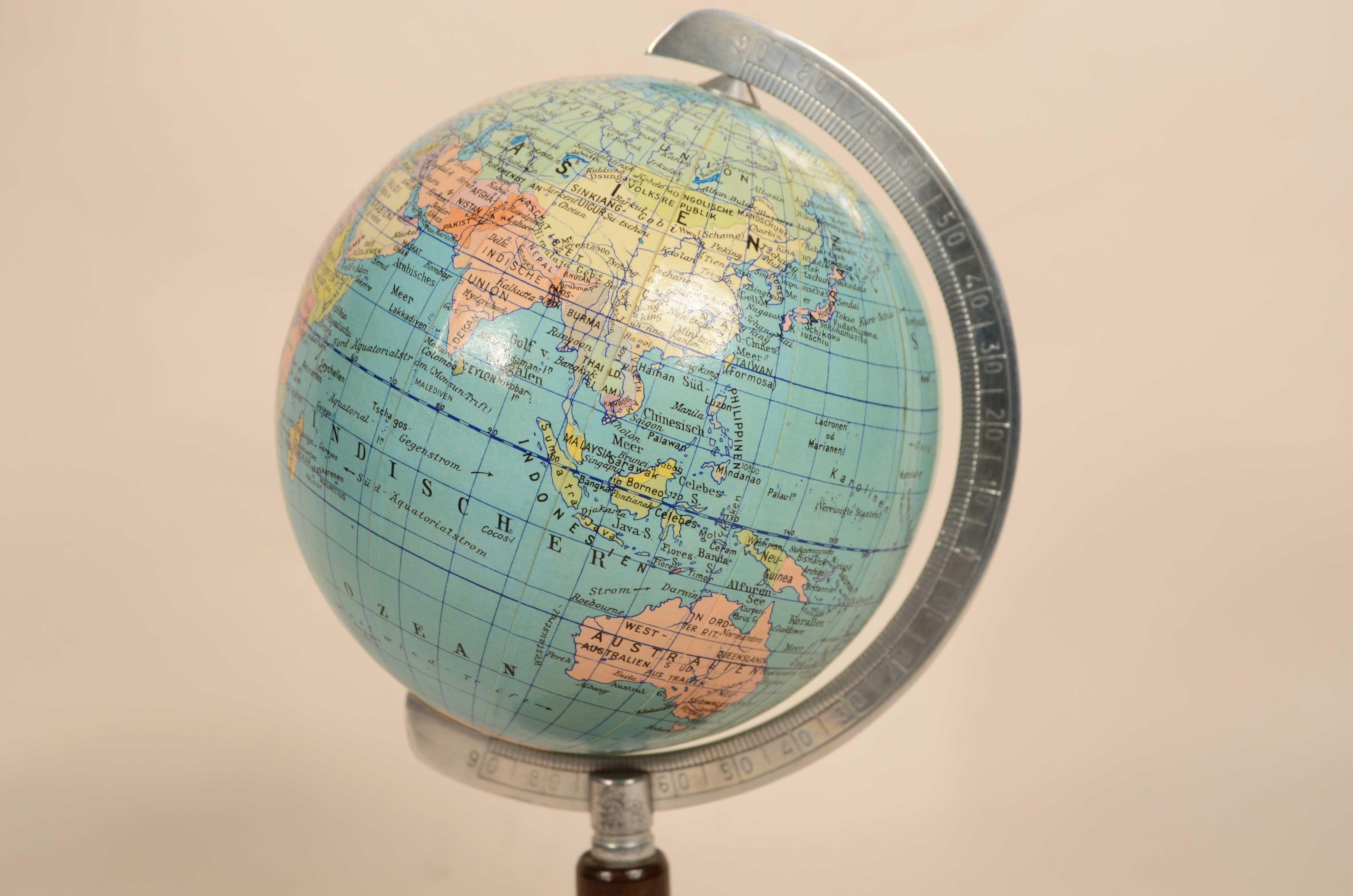 20th Century Petit globe allemand publié par Columbus Schulerglobus dans les années 1950 en vente