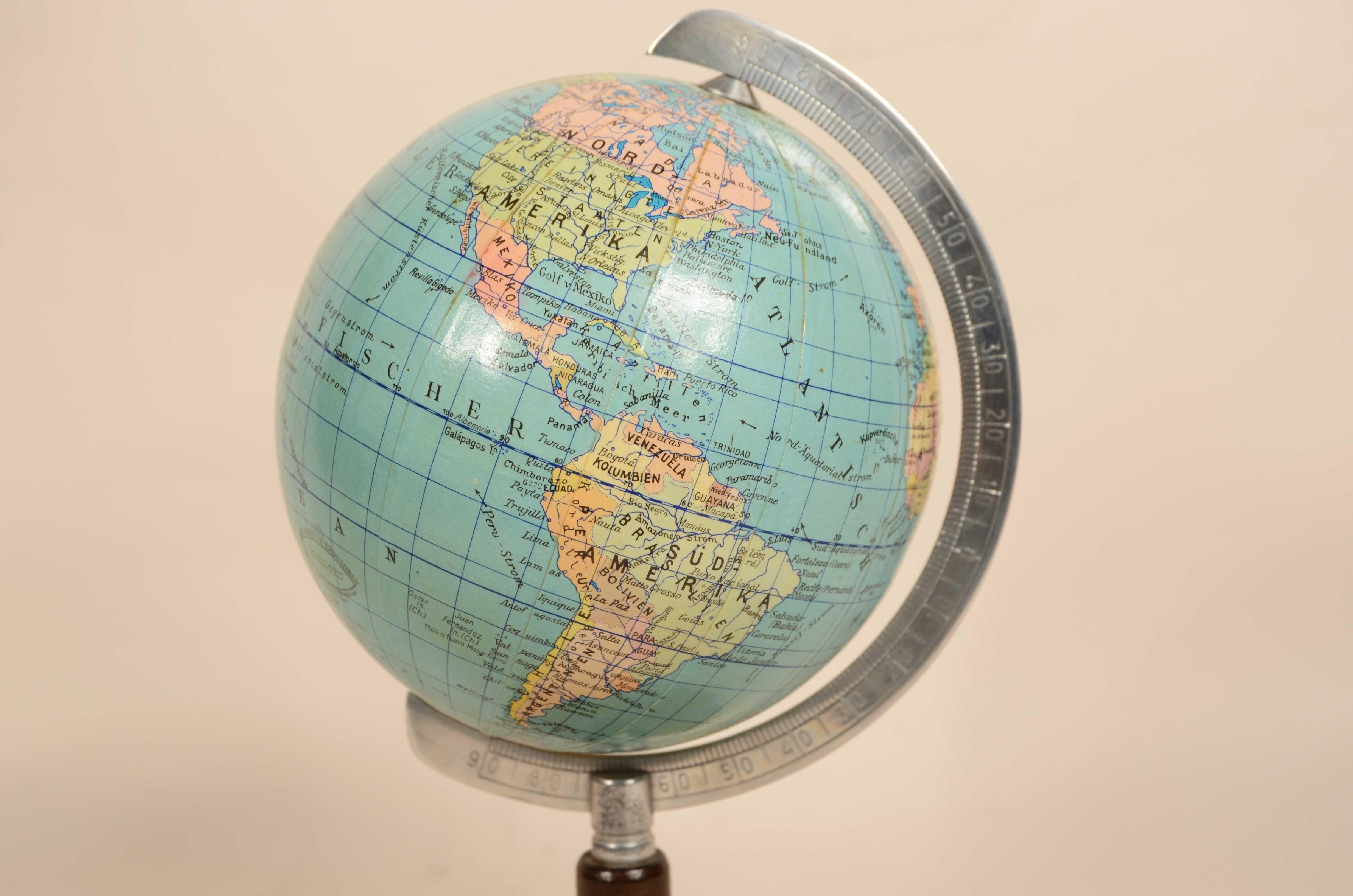 Petit globe allemand publié par Columbus Schulerglobus dans les années 1950 en vente 1