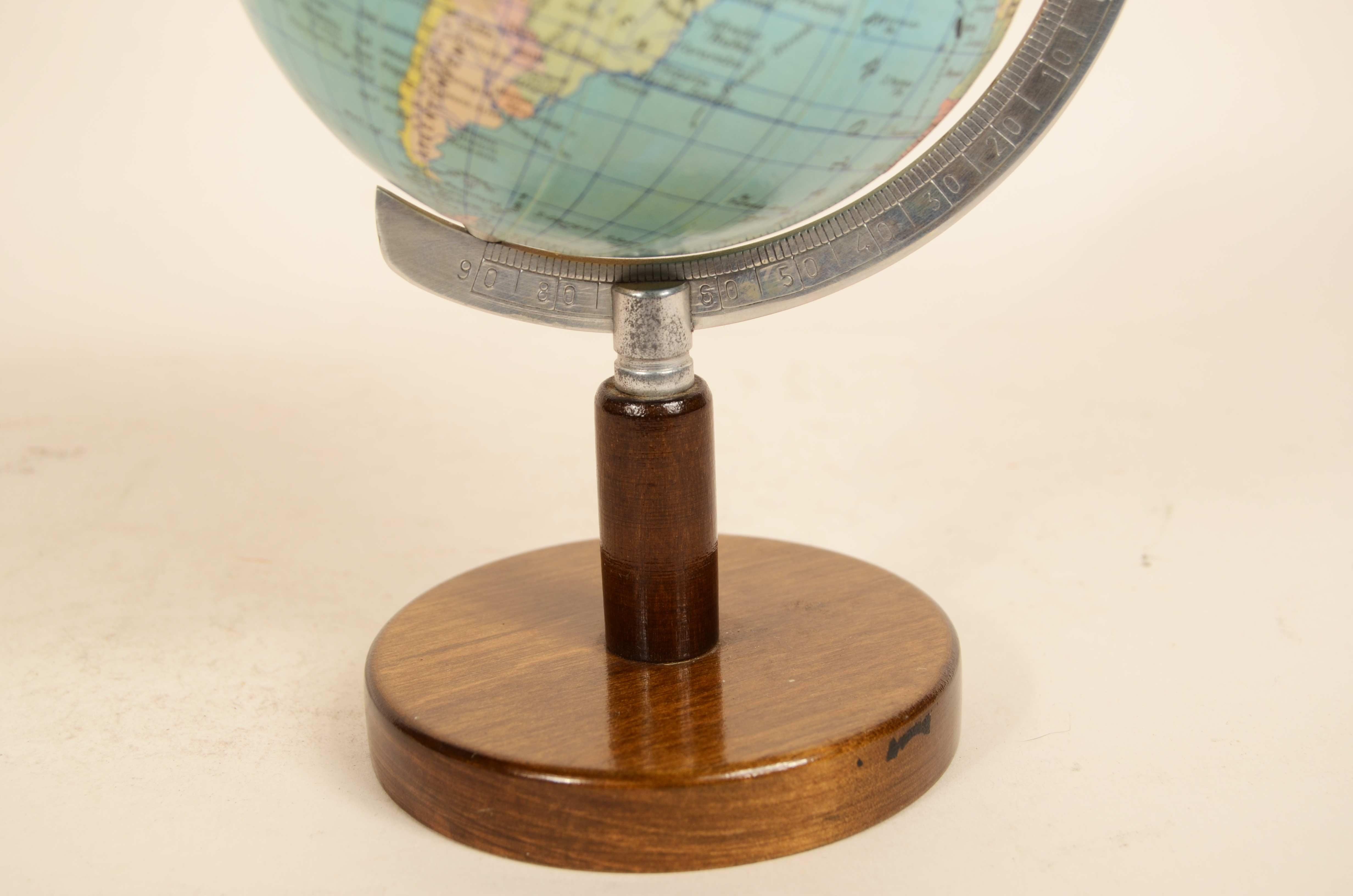 Petit globe allemand publié par Columbus Schulerglobus dans les années 1950 en vente 2