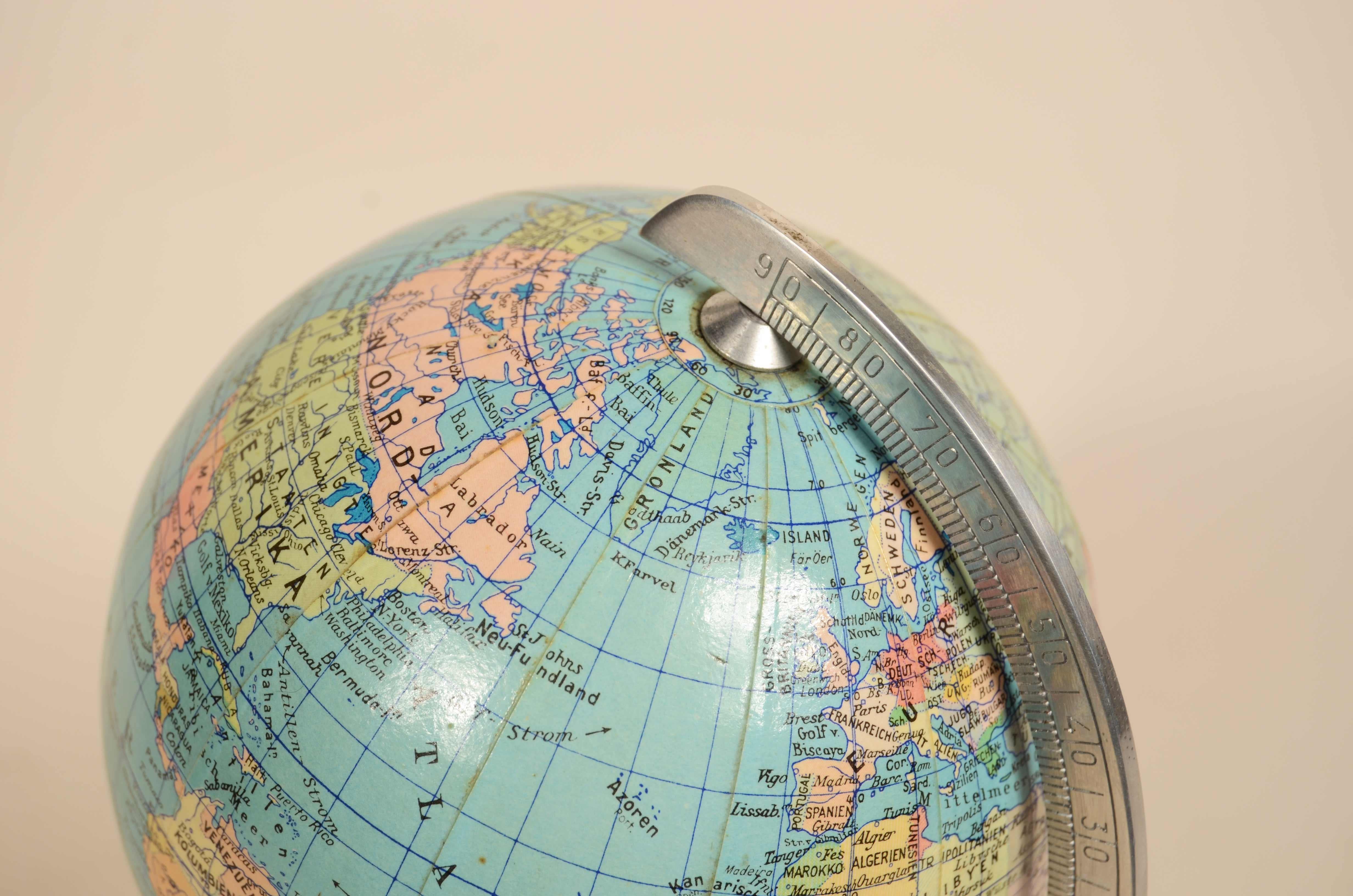 Petit globe allemand publié par Columbus Schulerglobus dans les années 1950 en vente 3