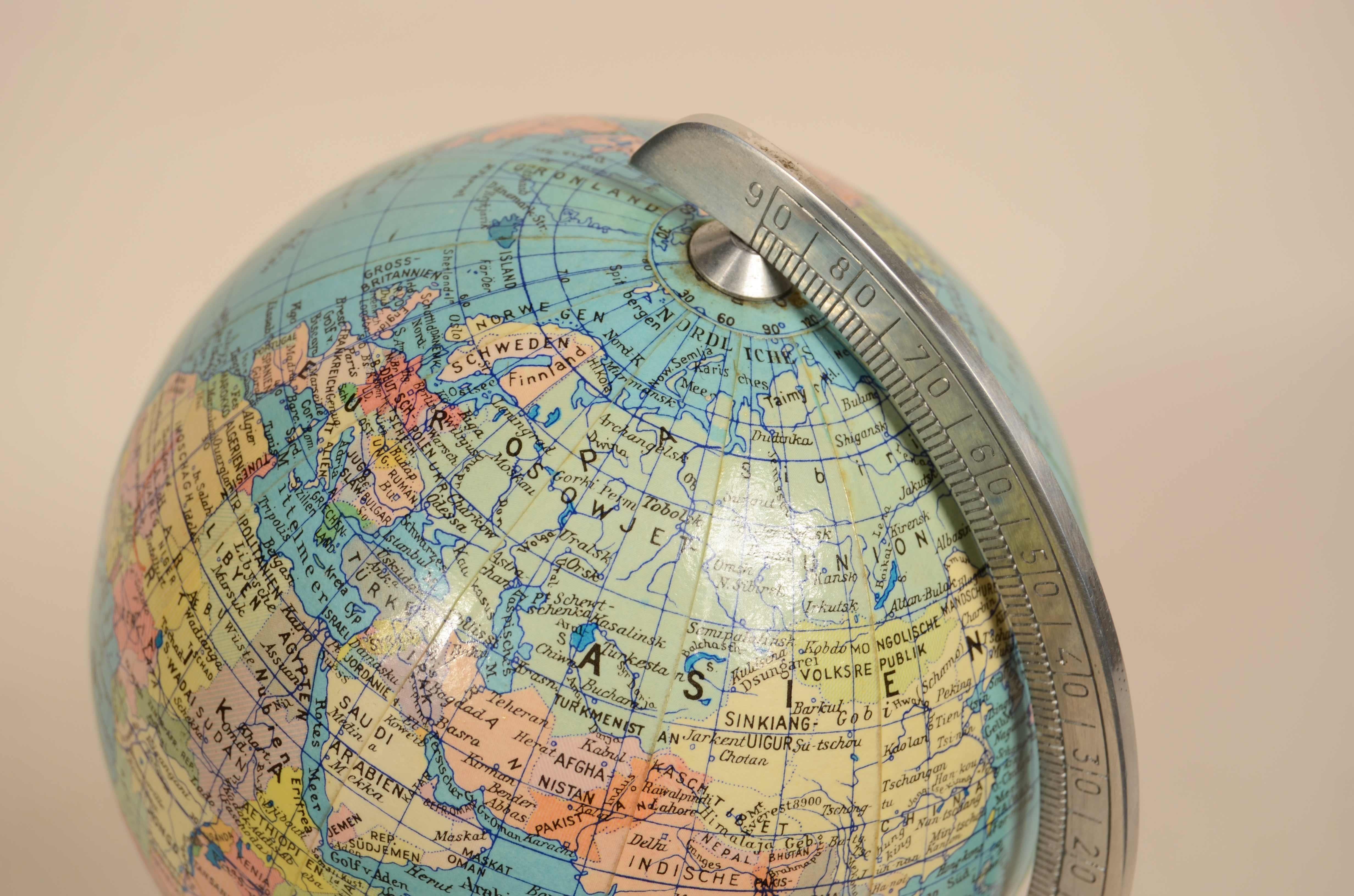 Petit globe allemand publié par Columbus Schulerglobus dans les années 1950 en vente 4