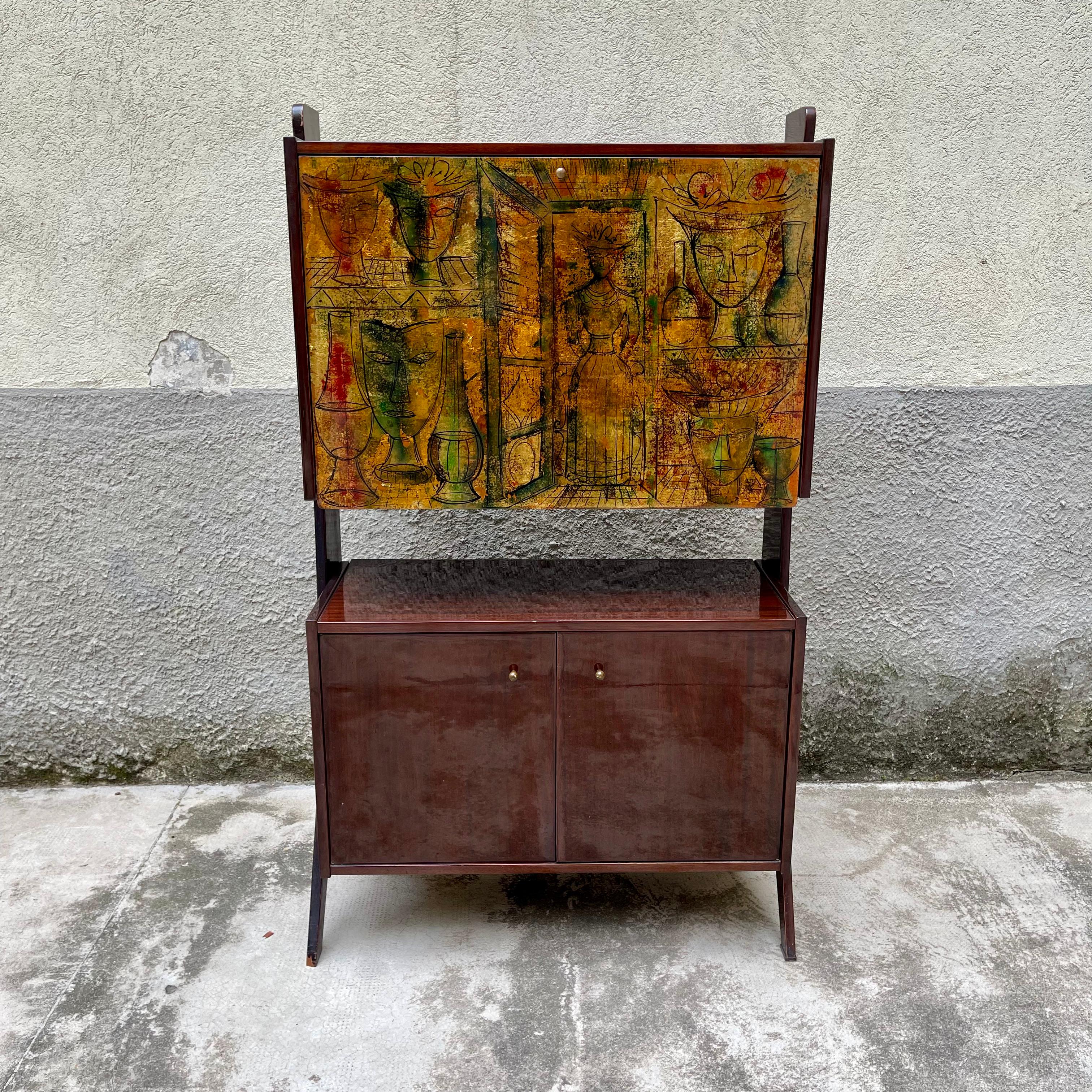 Raffinierter Barschrank aus der Jahrhundertmitte, Umberto Mascagni zugeschrieben, 1950er Jahre. Ein zeitloses Designstück, das die Eleganz und Kreativität des italienischen Designs der 1950er Jahre verkörpert. 
Dieser schöne Barschrank ist ein