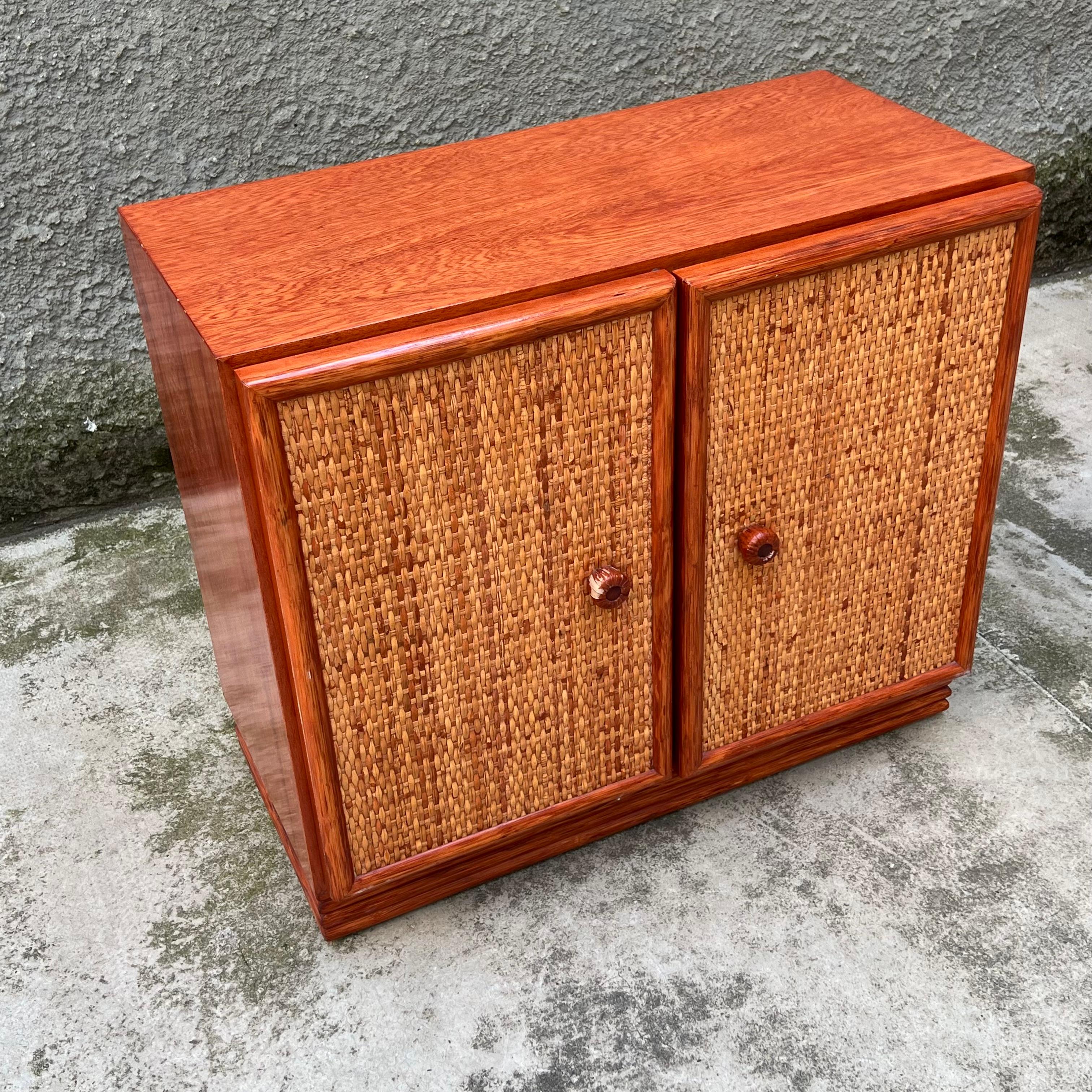 French Piccolo Mobile Legno e Rattan - Pomoli in Pelle - Maugrion/Roche Bobois - 80's in vendita