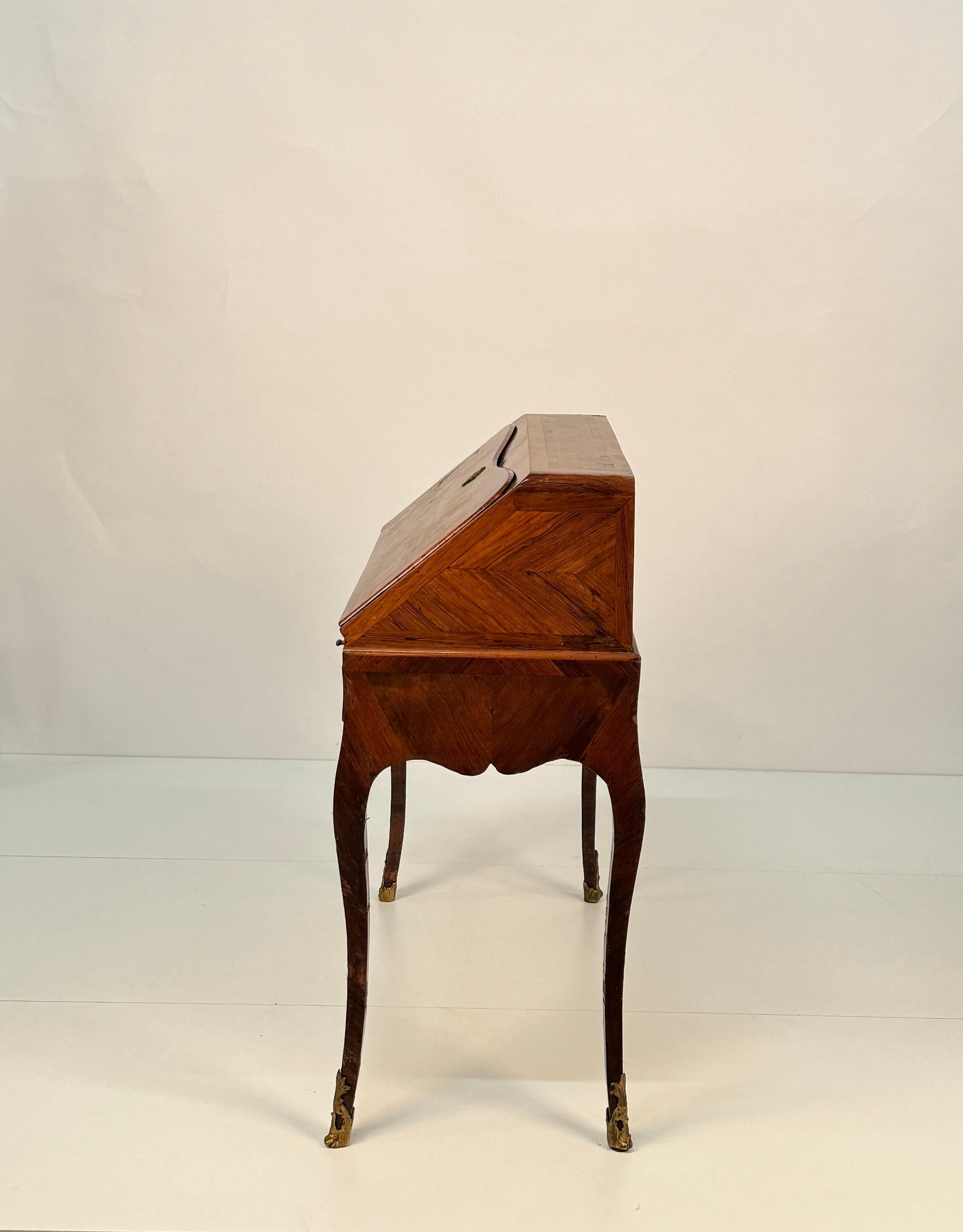 Kleiner Klappschreibtisch, getäfelt mit Bois de Violette, Genua, 18 im Zustand „Gut“ im Angebot in Milano, IT