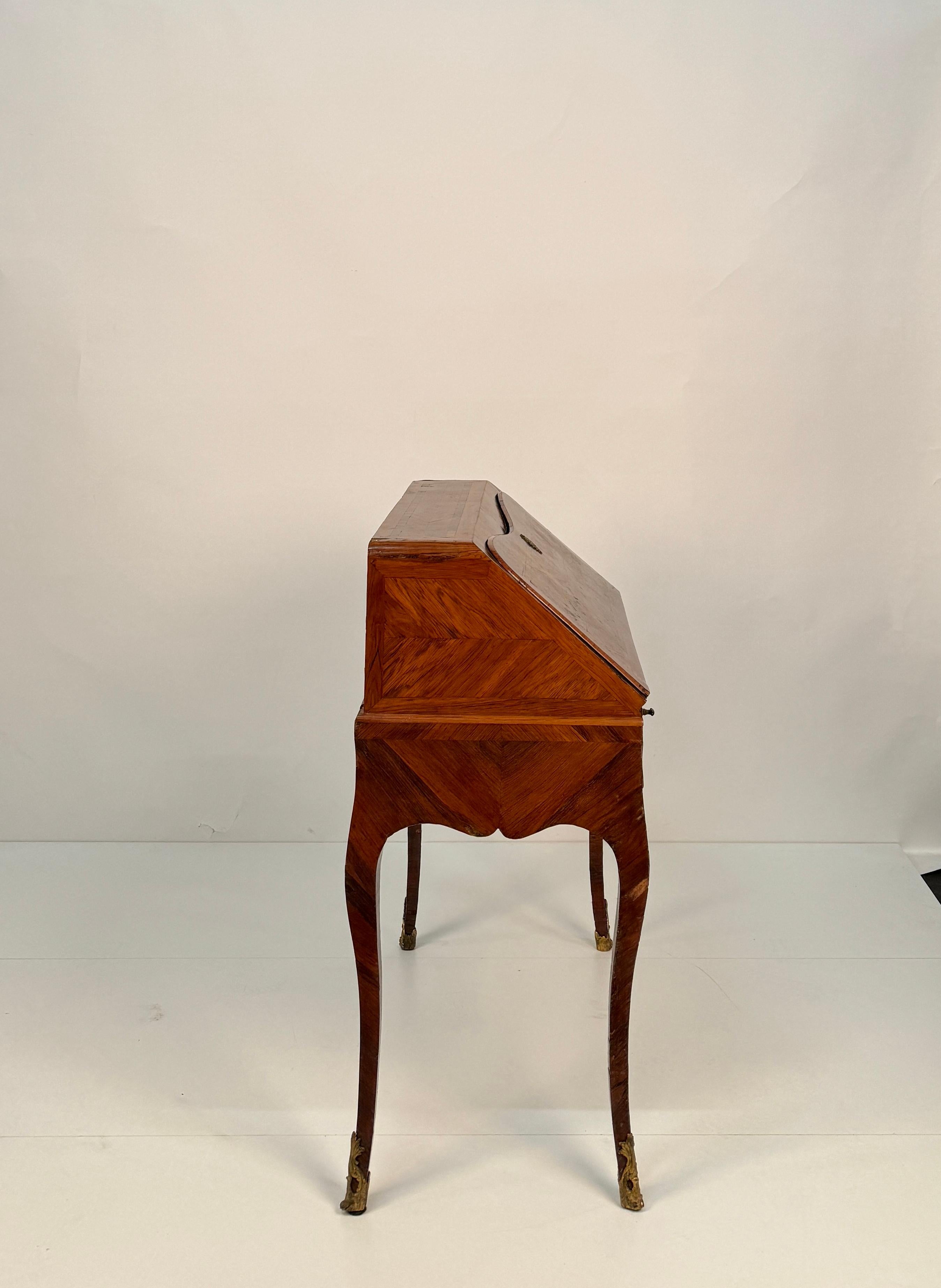 Kleiner Klappschreibtisch, getäfelt mit Bois de Violette, Genua, 18 (Obstholz) im Angebot