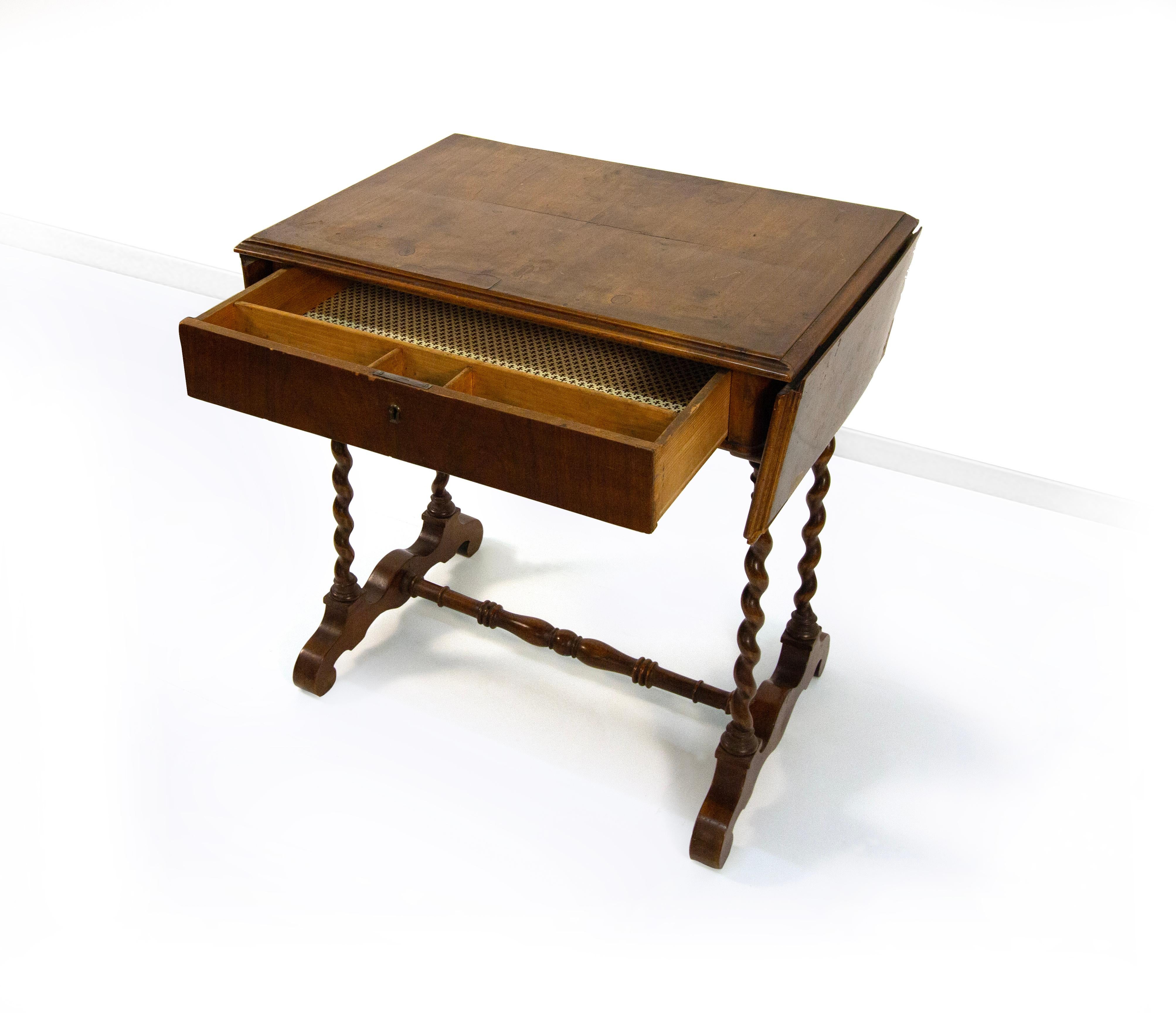 Piccolo scrittoio ad alette in legno, XIX Secolo in vendita 3