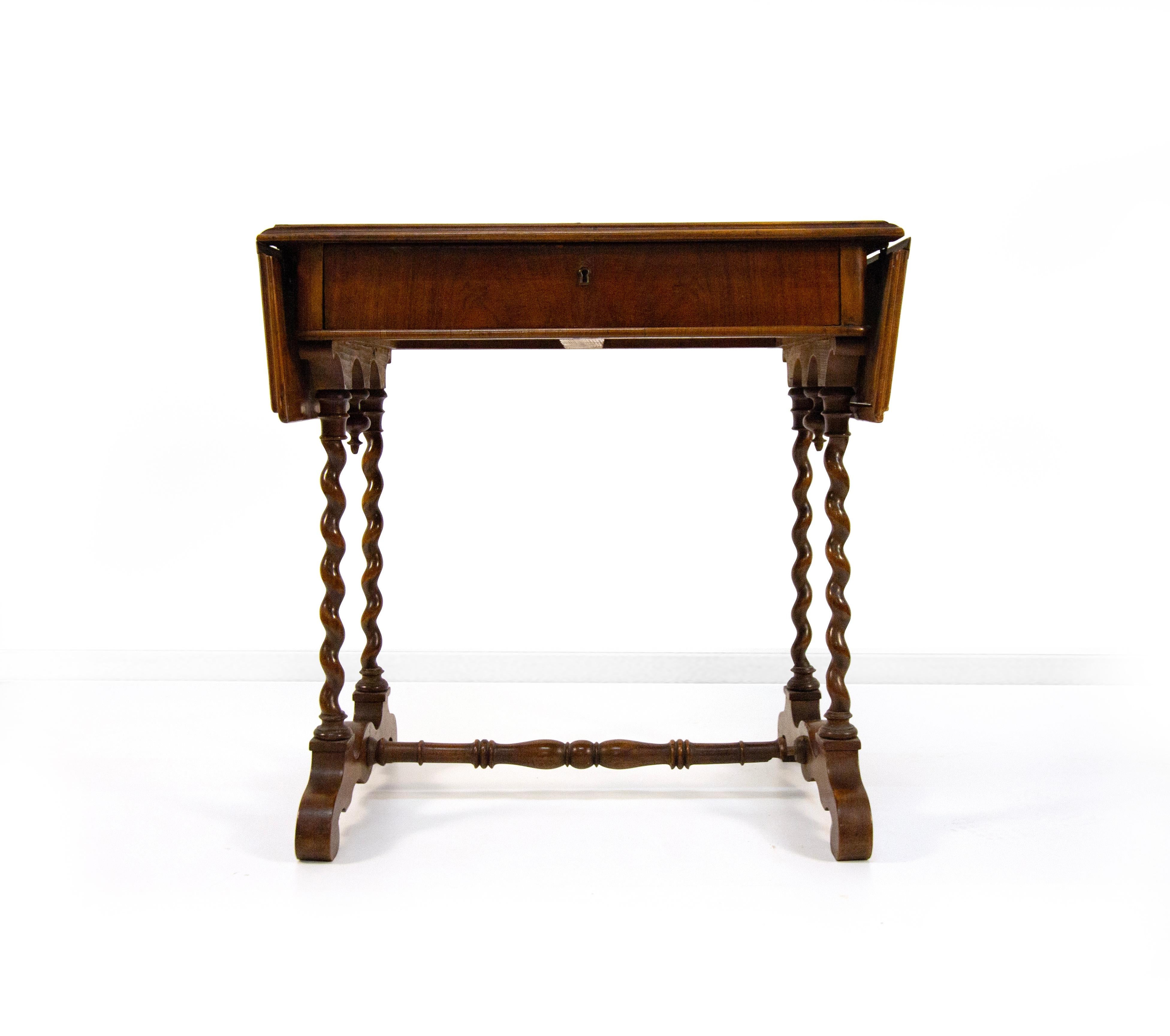 Piccolo scrittoio ad alette in legno, XIX Secolo in vendita 4