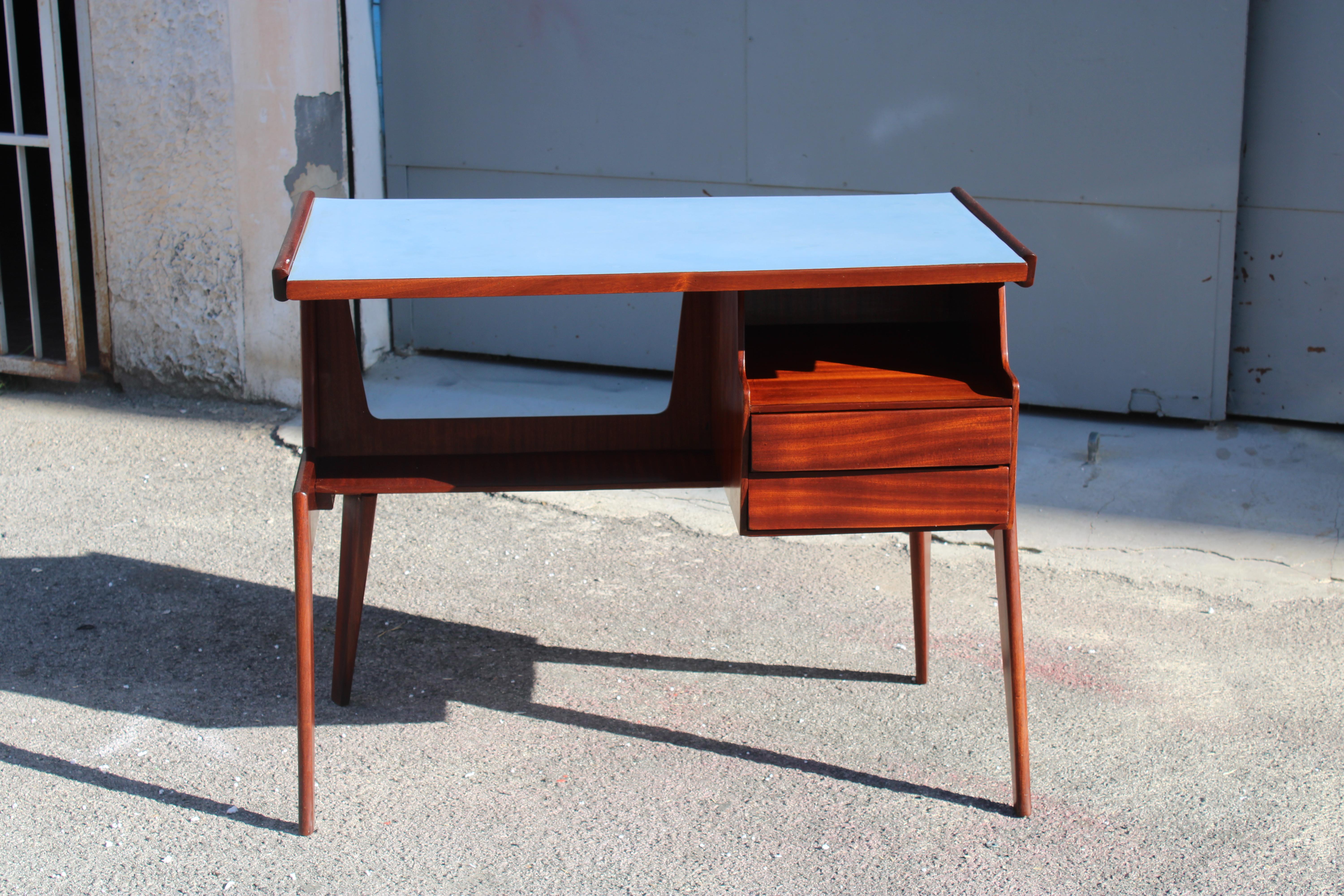 Deliziosa scrivania di piccoli dimensioni in legno e piano superiore in laminato blu , forma geometrica e molto particolare.