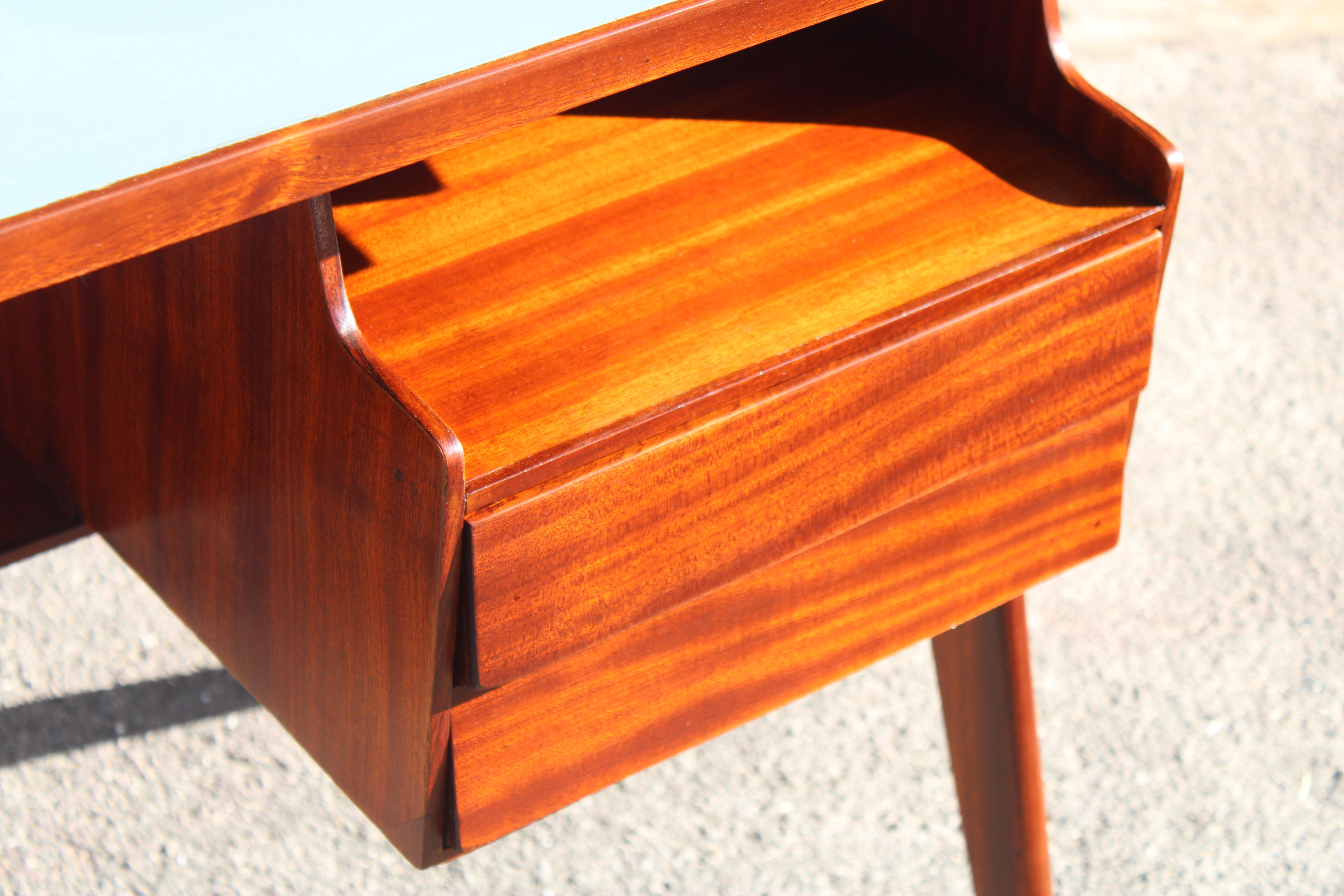 Piccolo scrittoio geometrico Vittorio Dassi in legno Laminato Blu Mid-century (Italienisch) im Angebot