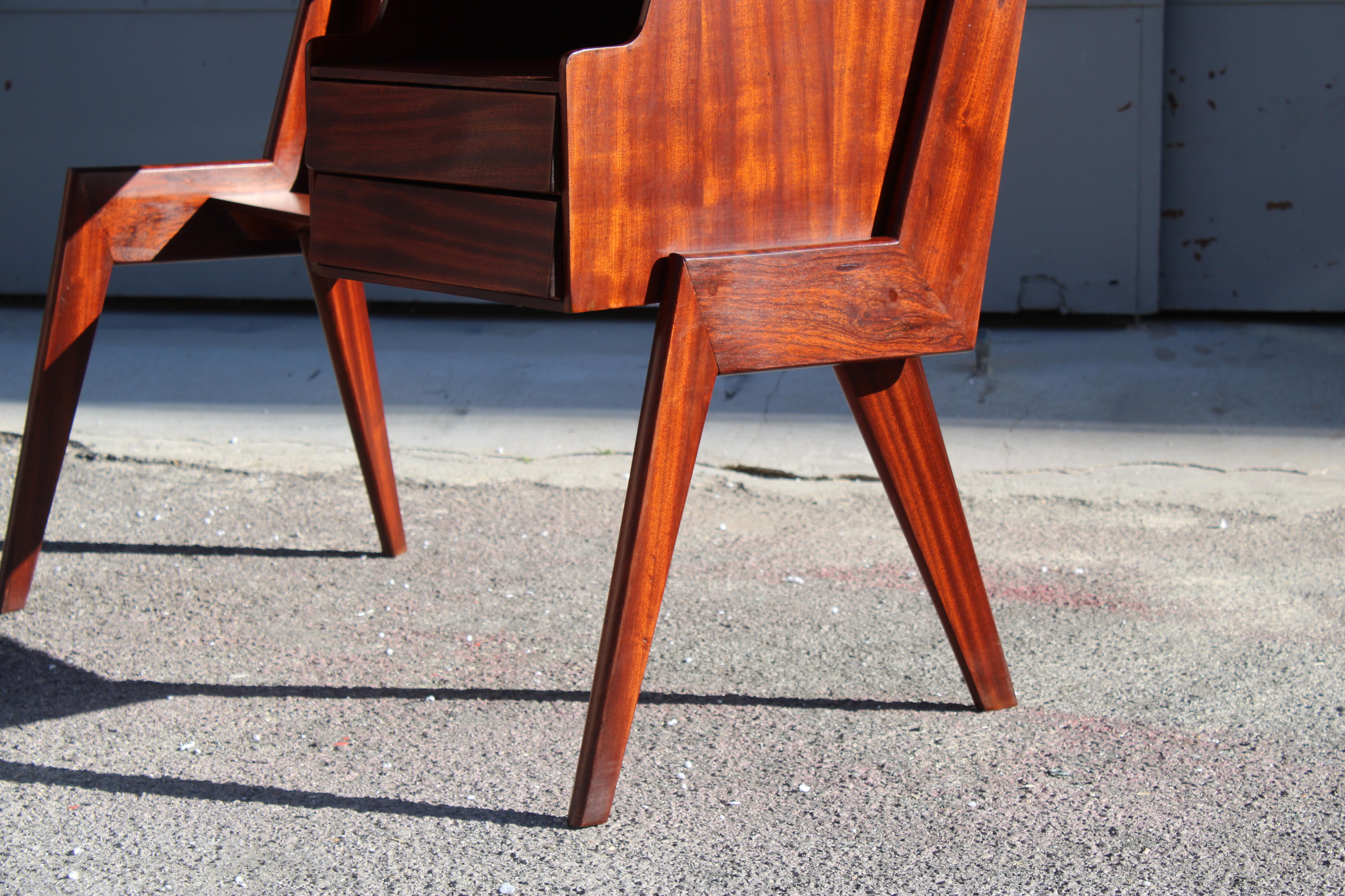 Piccolo scrittoio geometrico Vittorio Dassi in legno Laminato Blu Mid-century (Mitte des 20. Jahrhunderts) im Angebot