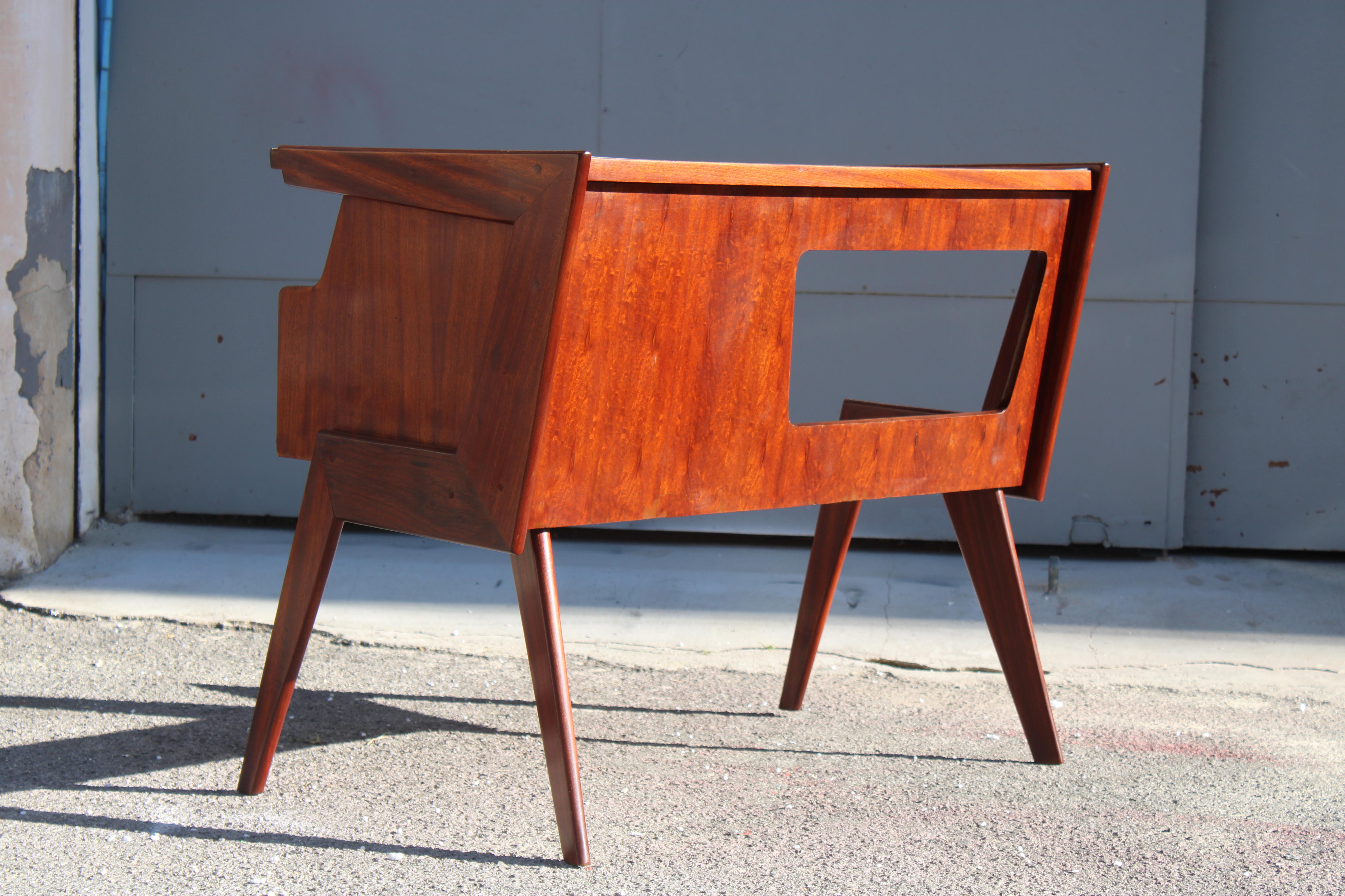 Piccolo scrittoio geometrico Vittorio Dassi in legno Laminato Blu Mid-century im Angebot 3