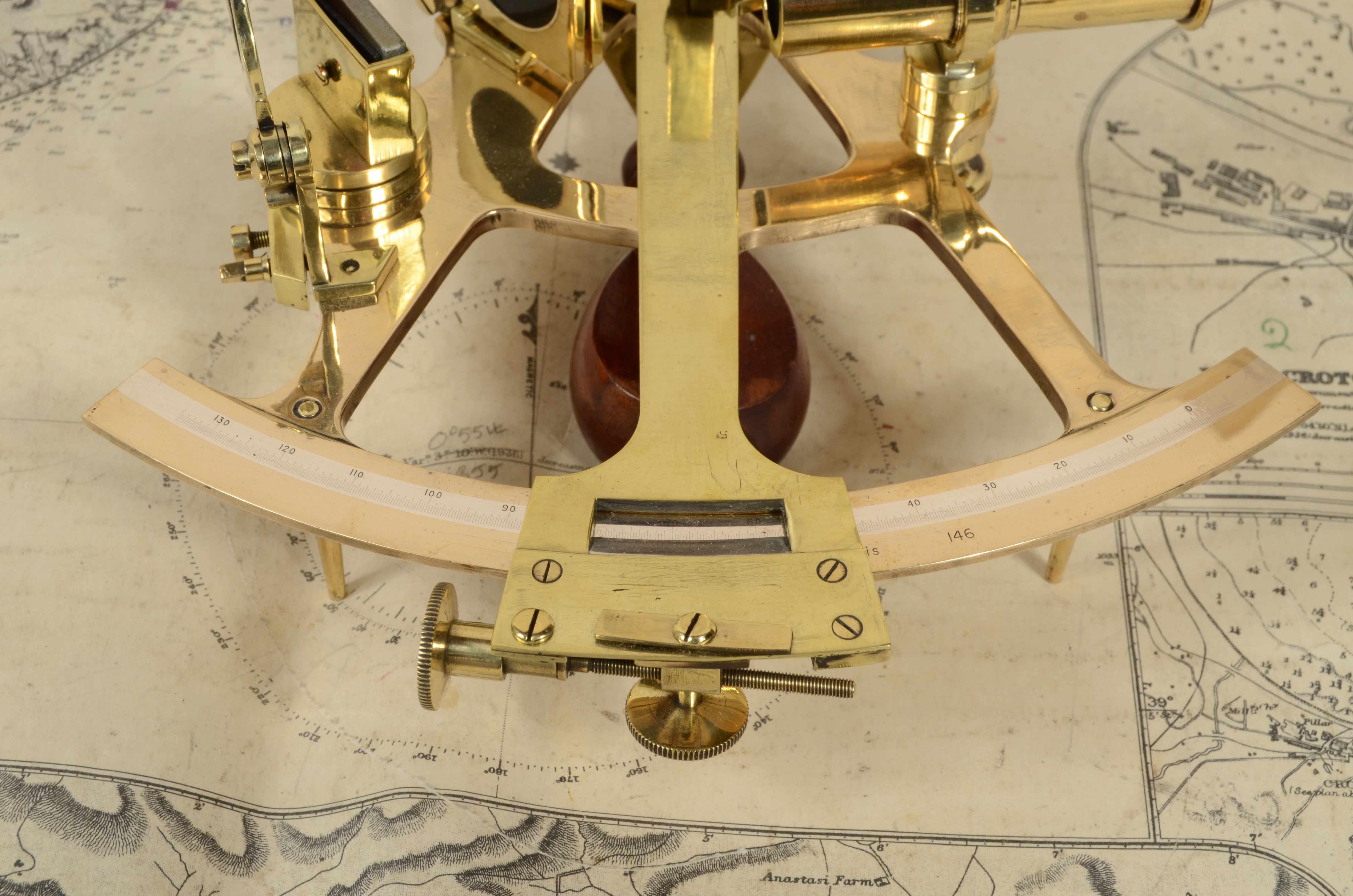Small brass sextant S.te des Etablissements Gaumont Paris late 19th century For Sale 6