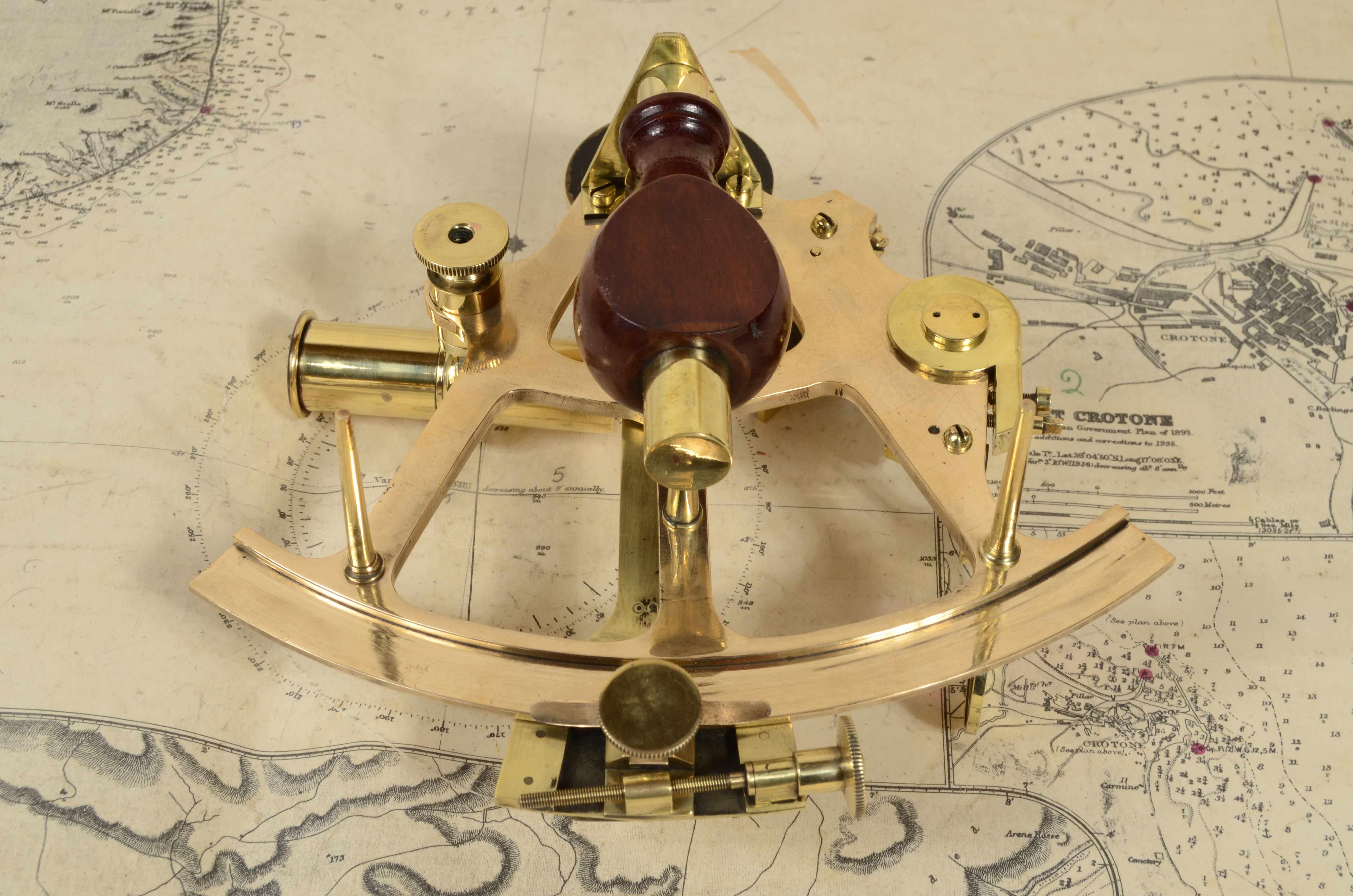Small brass sextant S.te des Etablissements Gaumont Paris late 19th century For Sale 10