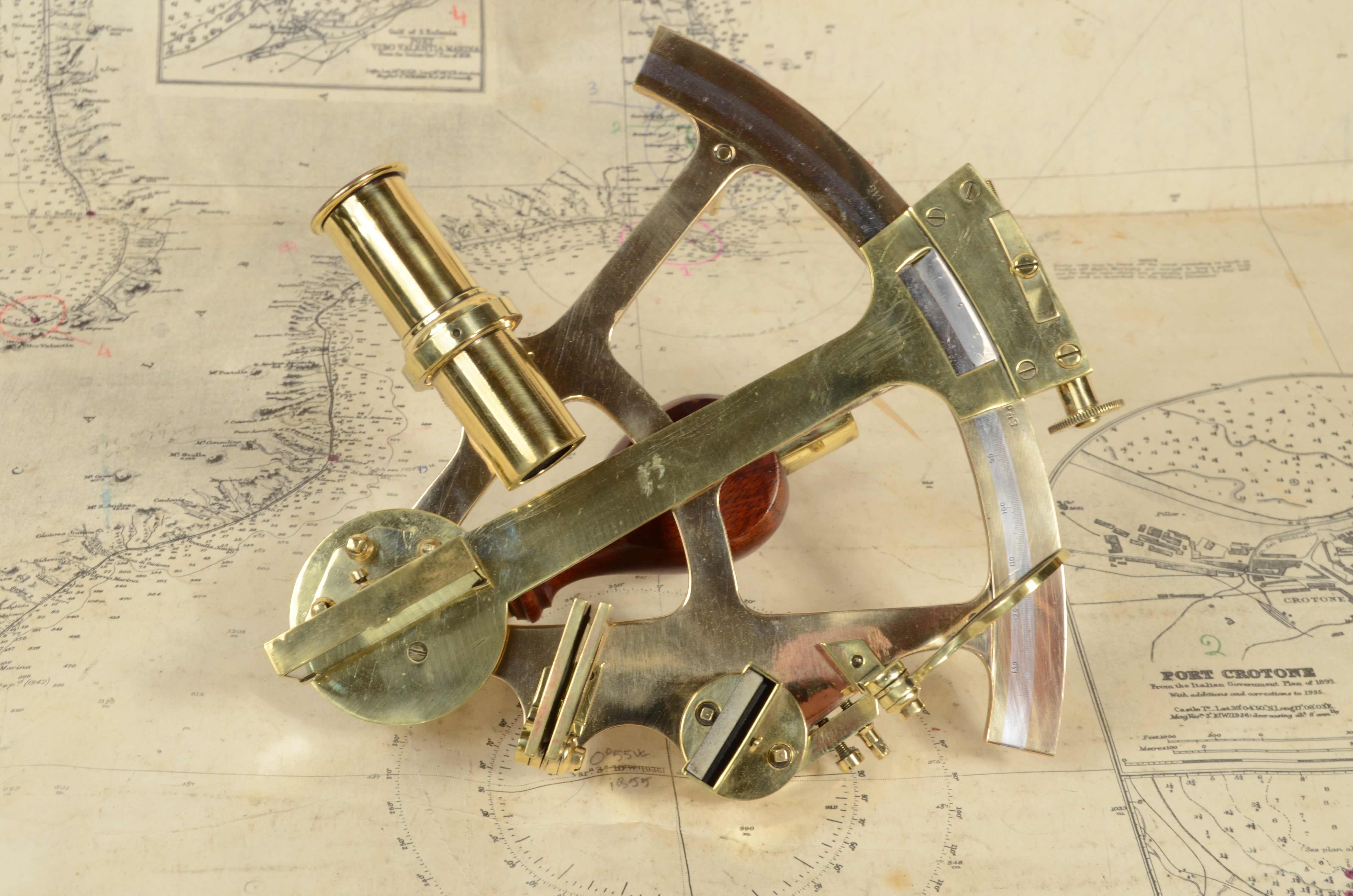 19th Century Small brass sextant S.te des Etablissements Gaumont Paris late 19th century For Sale
