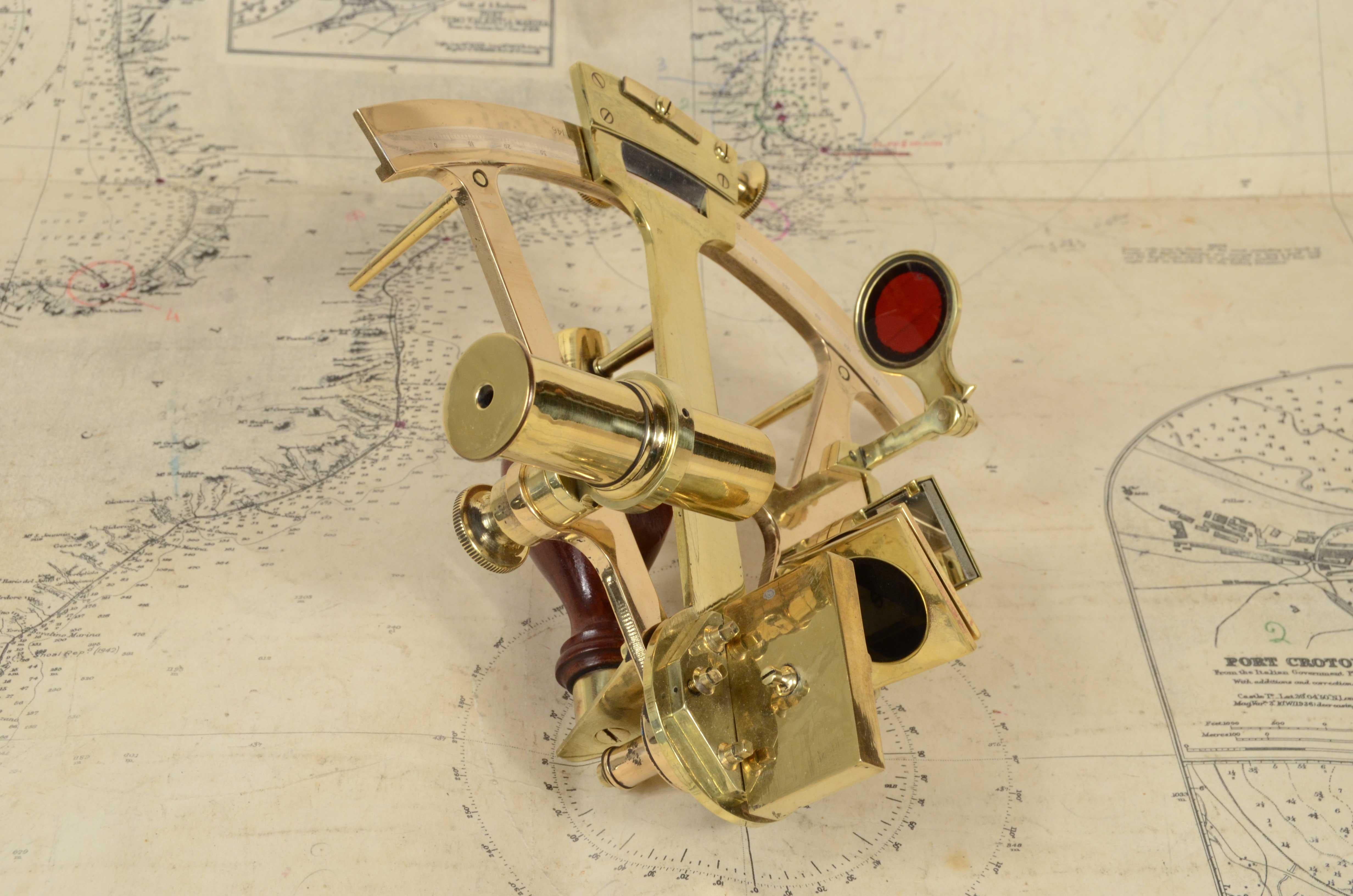 Small brass sextant S.te des Etablissements Gaumont Paris late 19th century For Sale 2