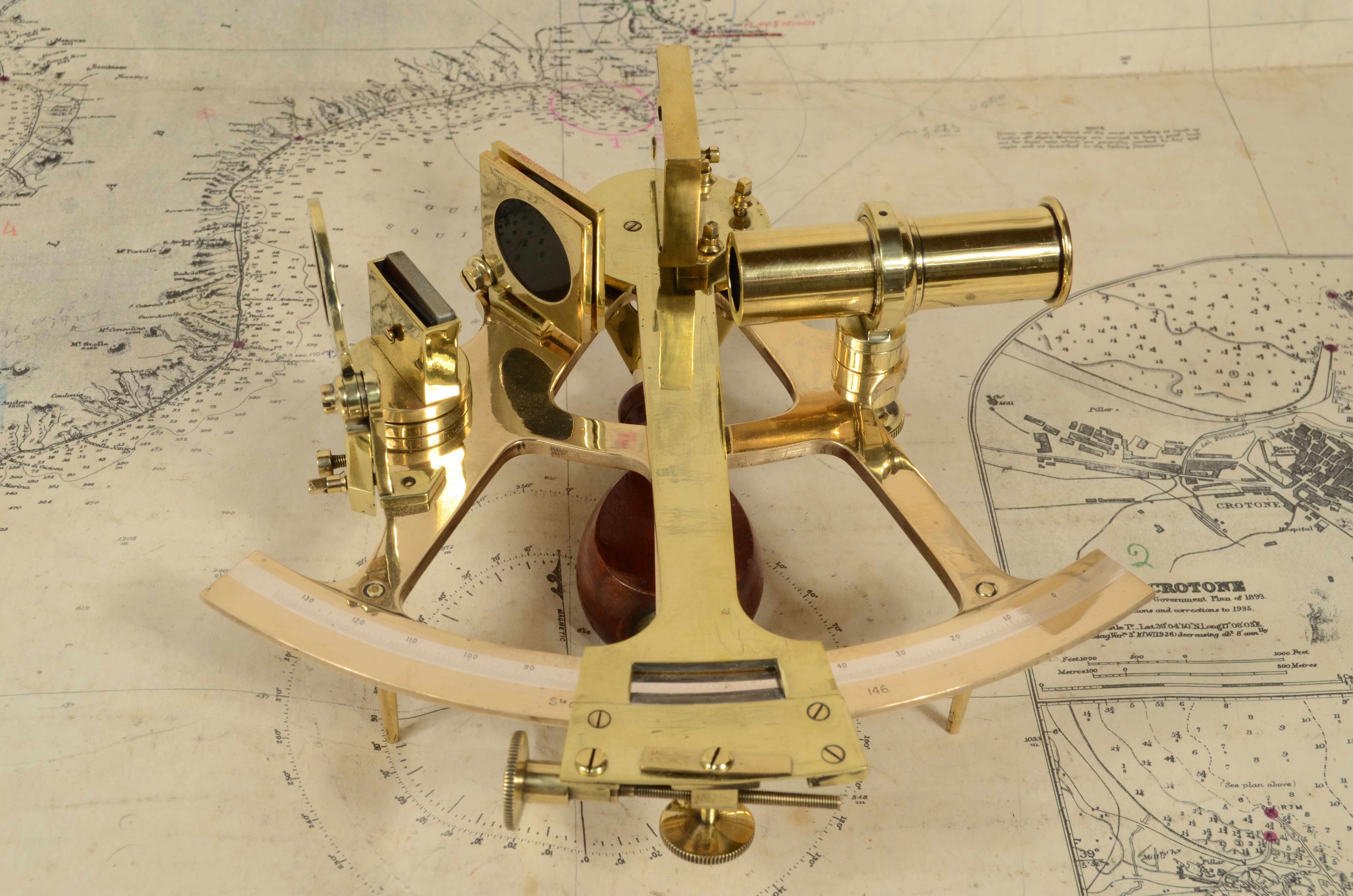 Small brass sextant S.te des Etablissements Gaumont Paris late 19th century For Sale 3