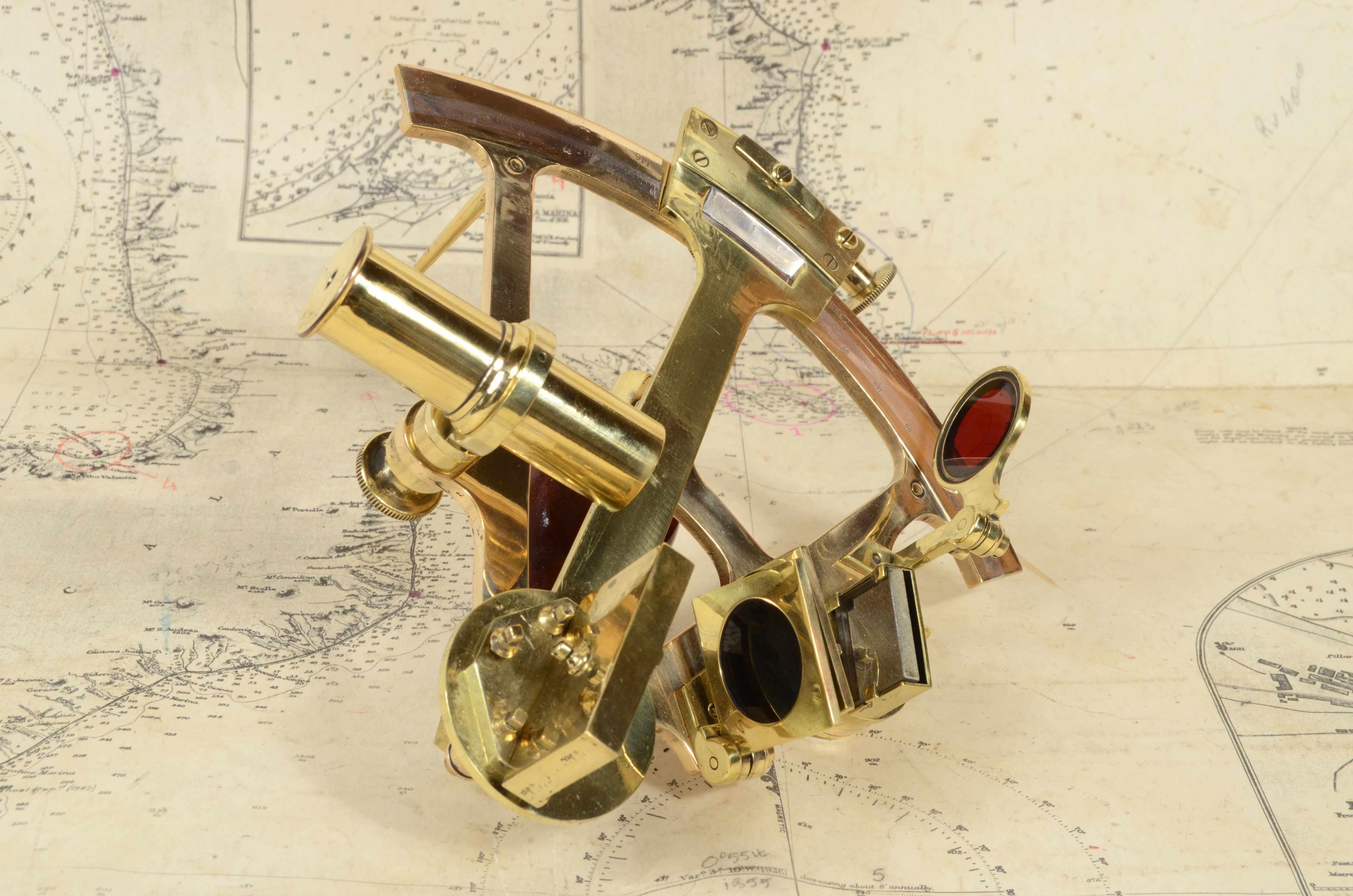 Small brass sextant S.te des Etablissements Gaumont Paris late 19th century For Sale 4