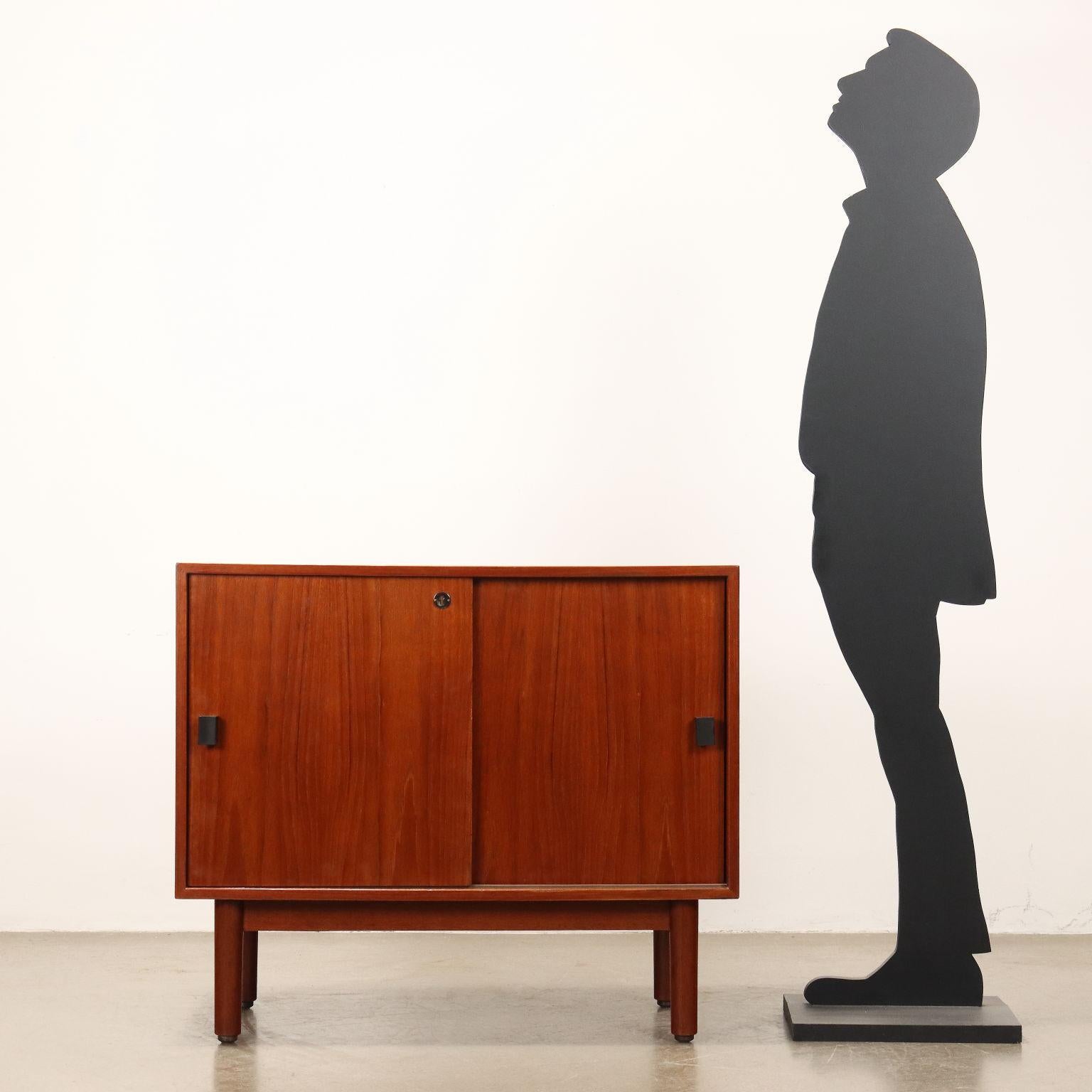Mobile sideboard vintage in legno impiallacciato teak con ante scorrevoli e maniglie in legno tinto.
