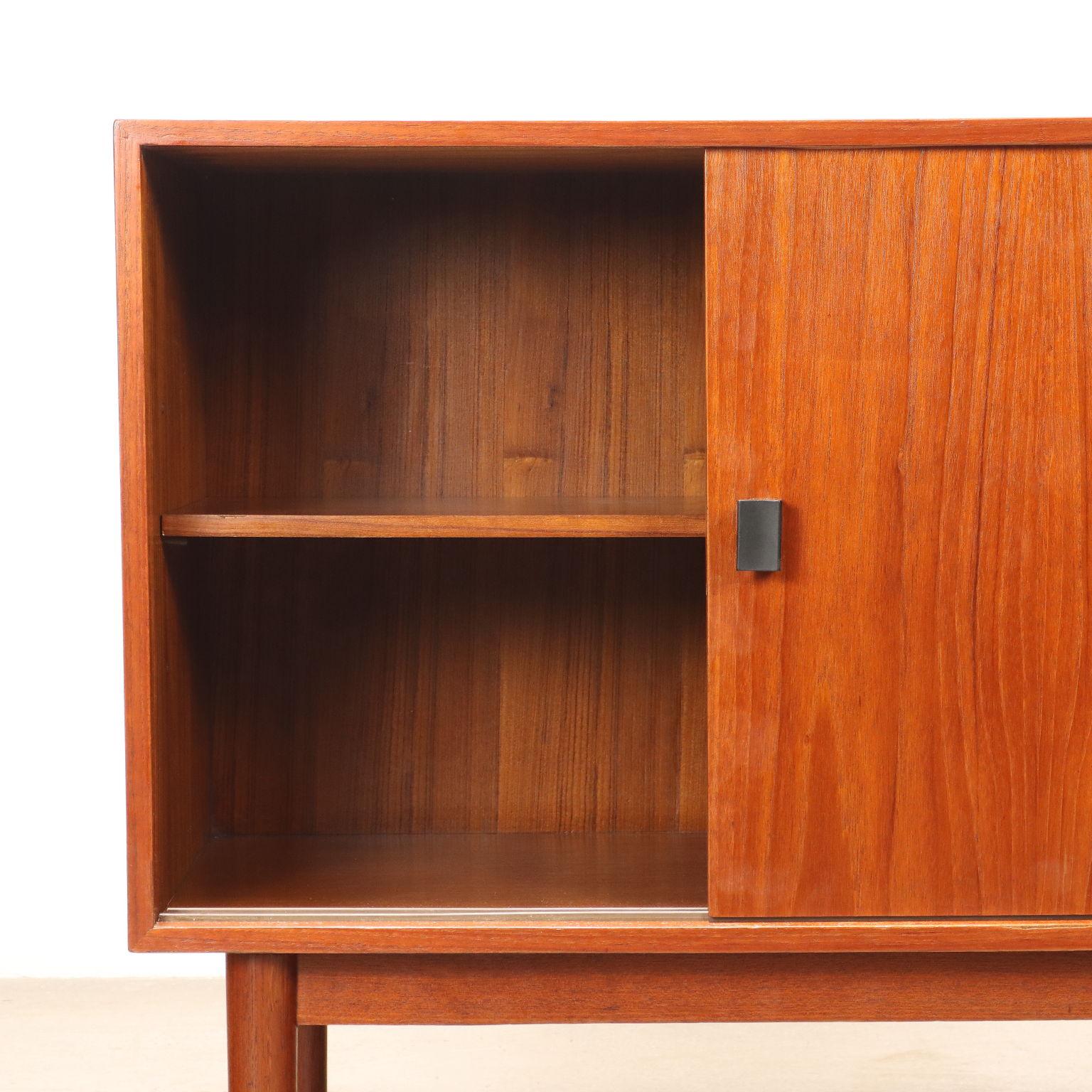 Mid-Century moderno Piccolo Sideboard anni '60 Produzione Fratelli Saporiti in vendita