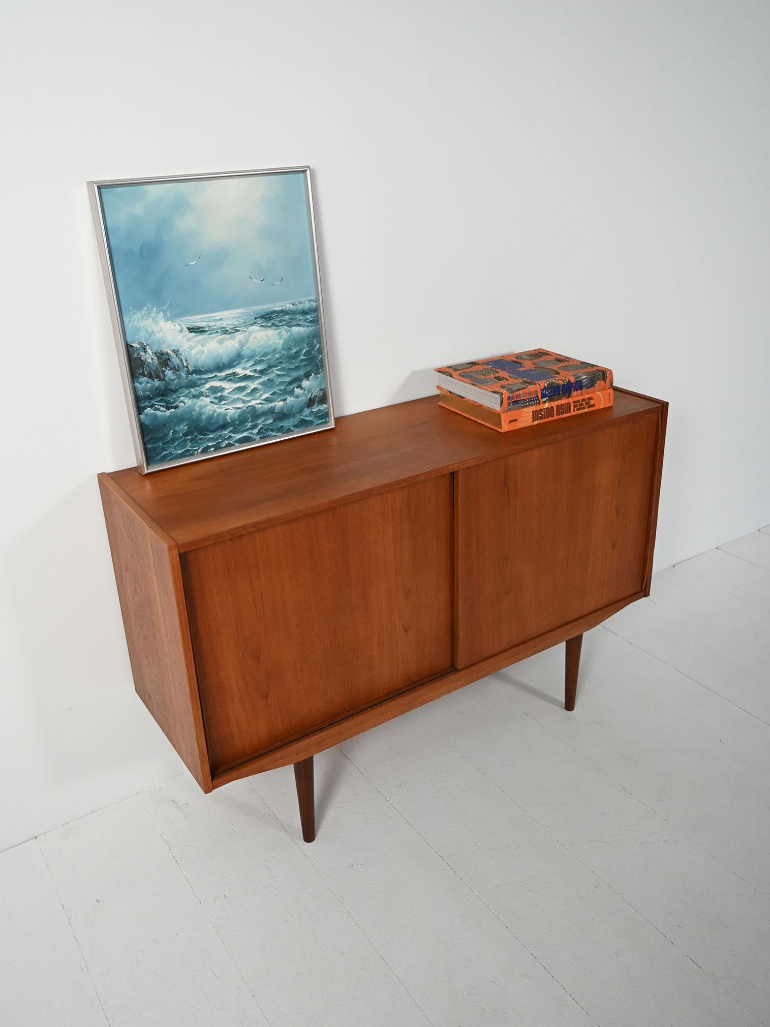 Scandinavian Modern Piccolo sideboard scandinavo anni ’50 con due ante For Sale
