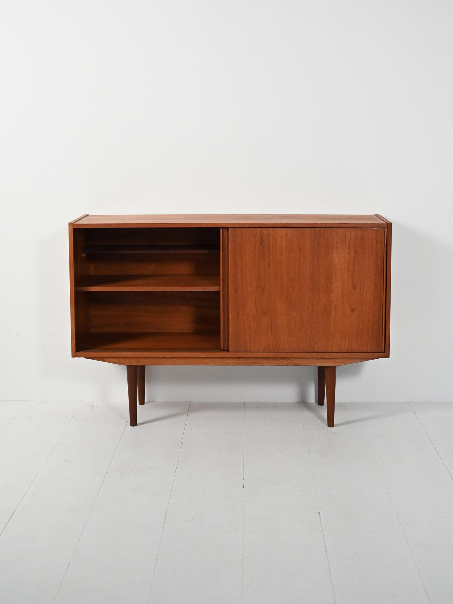 Scandinavian Piccolo sideboard scandinavo anni ’50 con due ante For Sale