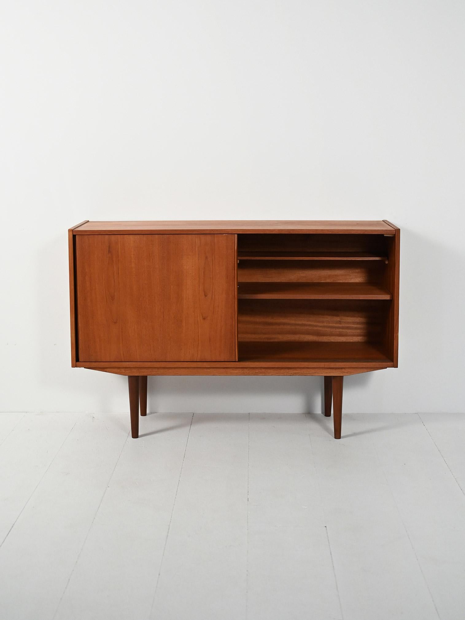 Piccolo sideboard scandinavo anni ’50 con due ante In Good Condition For Sale In Brescia, IT