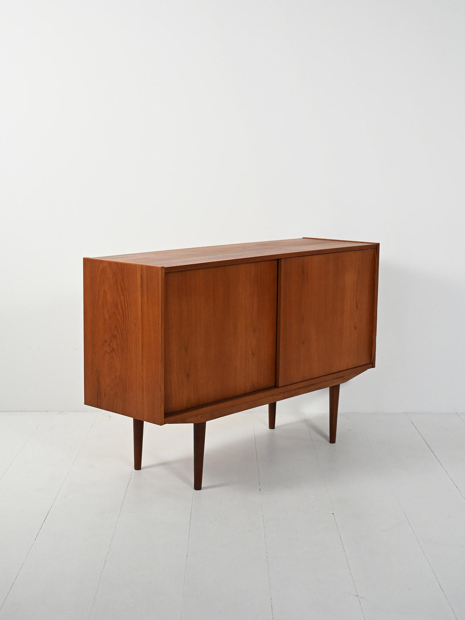 Mid-20th Century Piccolo sideboard scandinavo anni ’50 con due ante For Sale