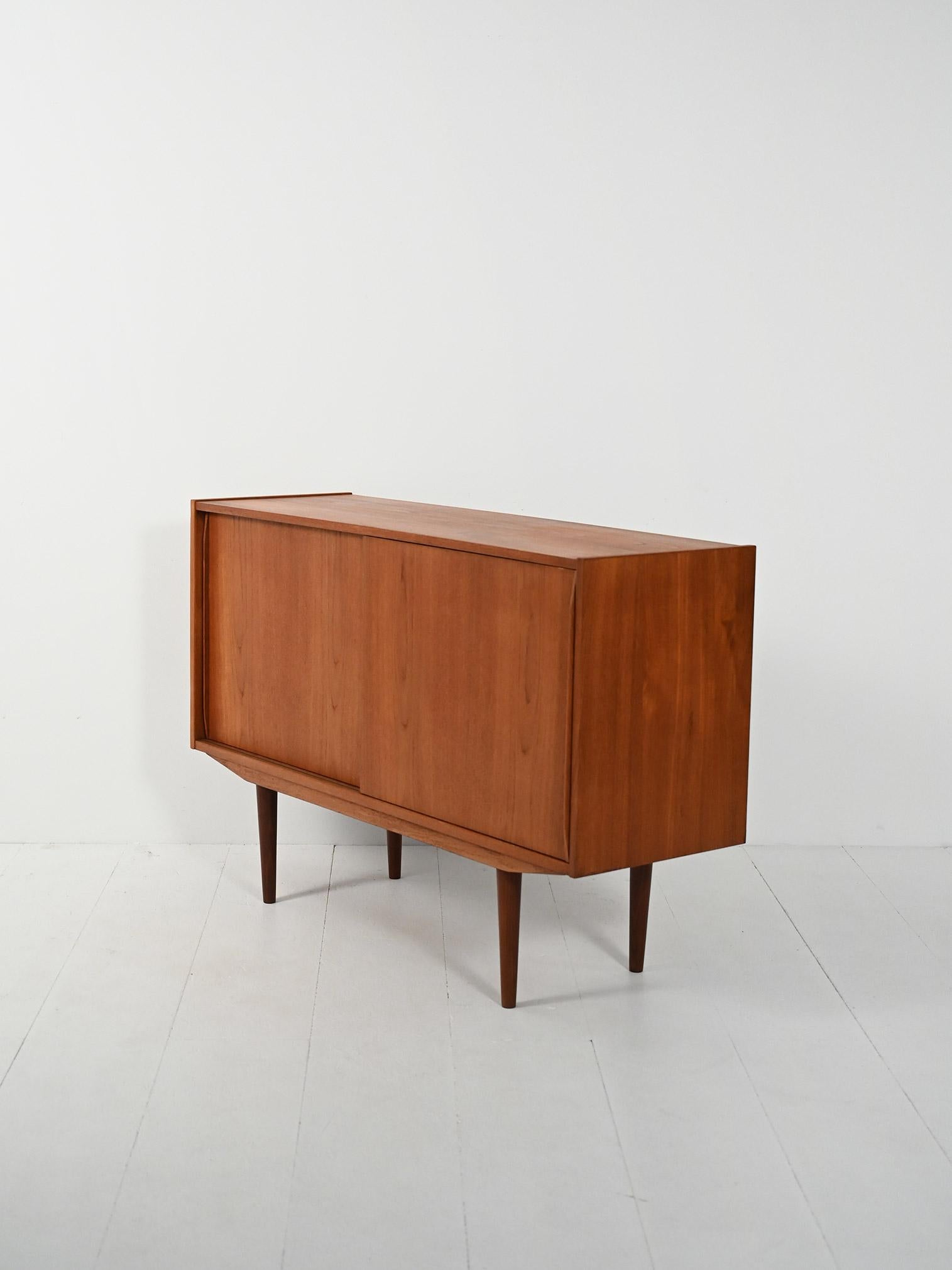 Teak Piccolo sideboard scandinavo anni ’50 con due ante For Sale
