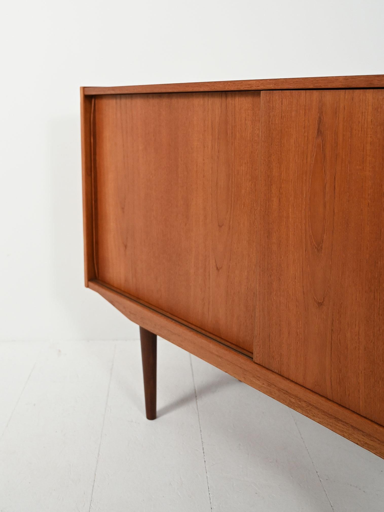 Piccolo sideboard scandinavo anni ’50 con due ante For Sale 1