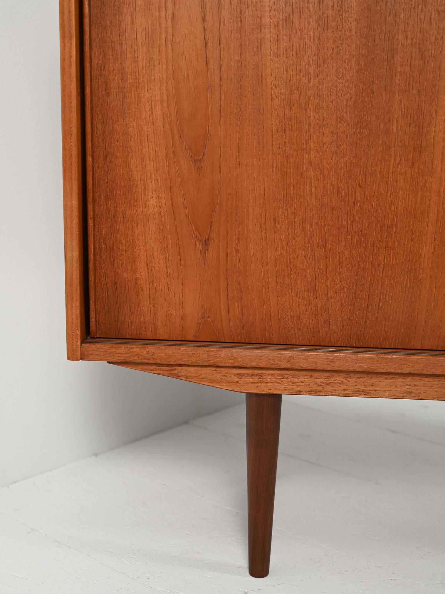 Piccolo sideboard scandinavo anni ’50 con due ante For Sale 2