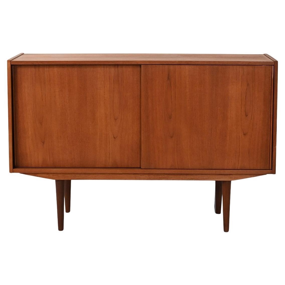 Piccolo sideboard scandinavo anni ’50 con due ante For Sale
