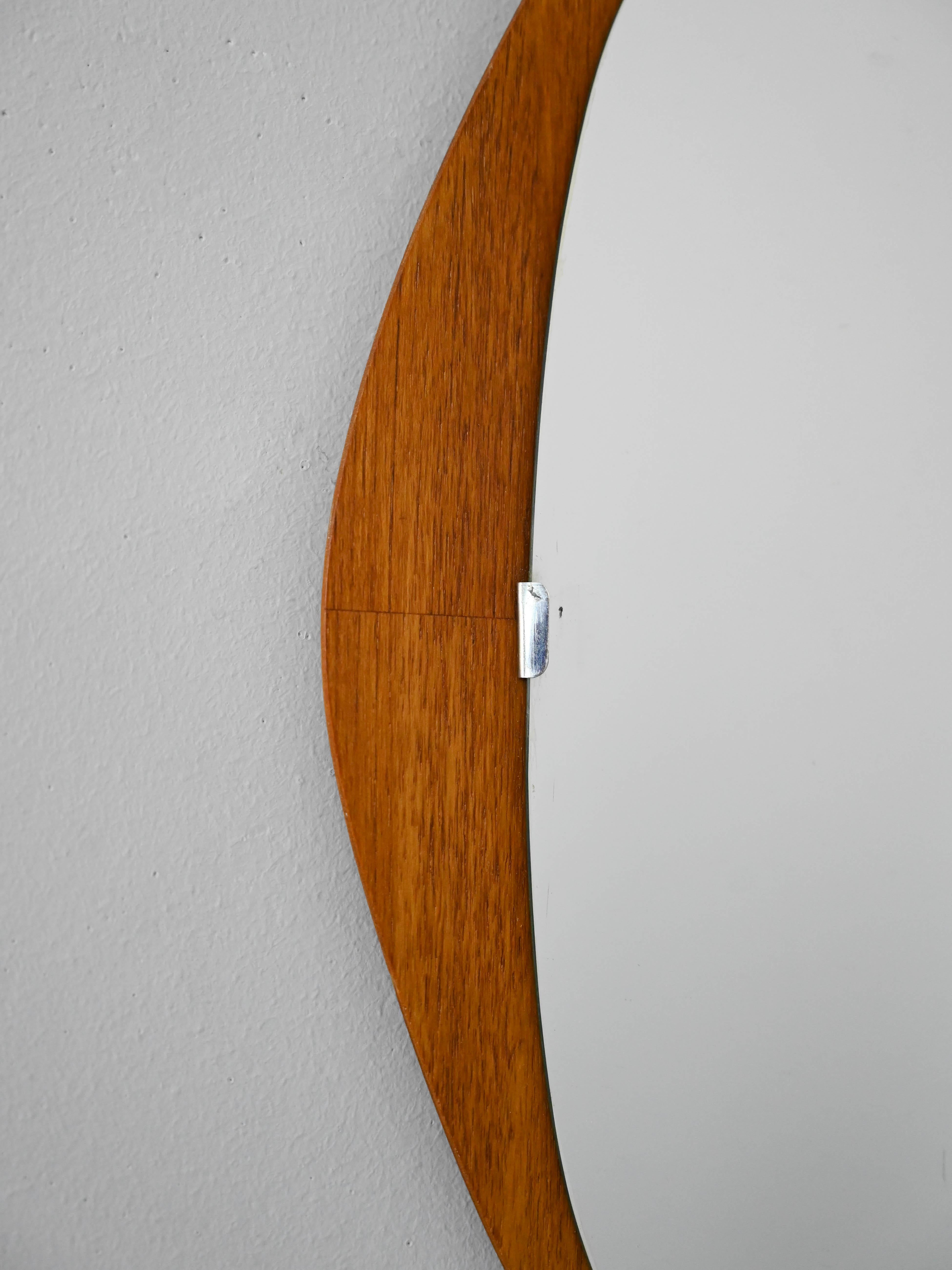Petit miroir scandinave en teck des années 1950 - Design vintage Bon état - En vente à Brescia, IT