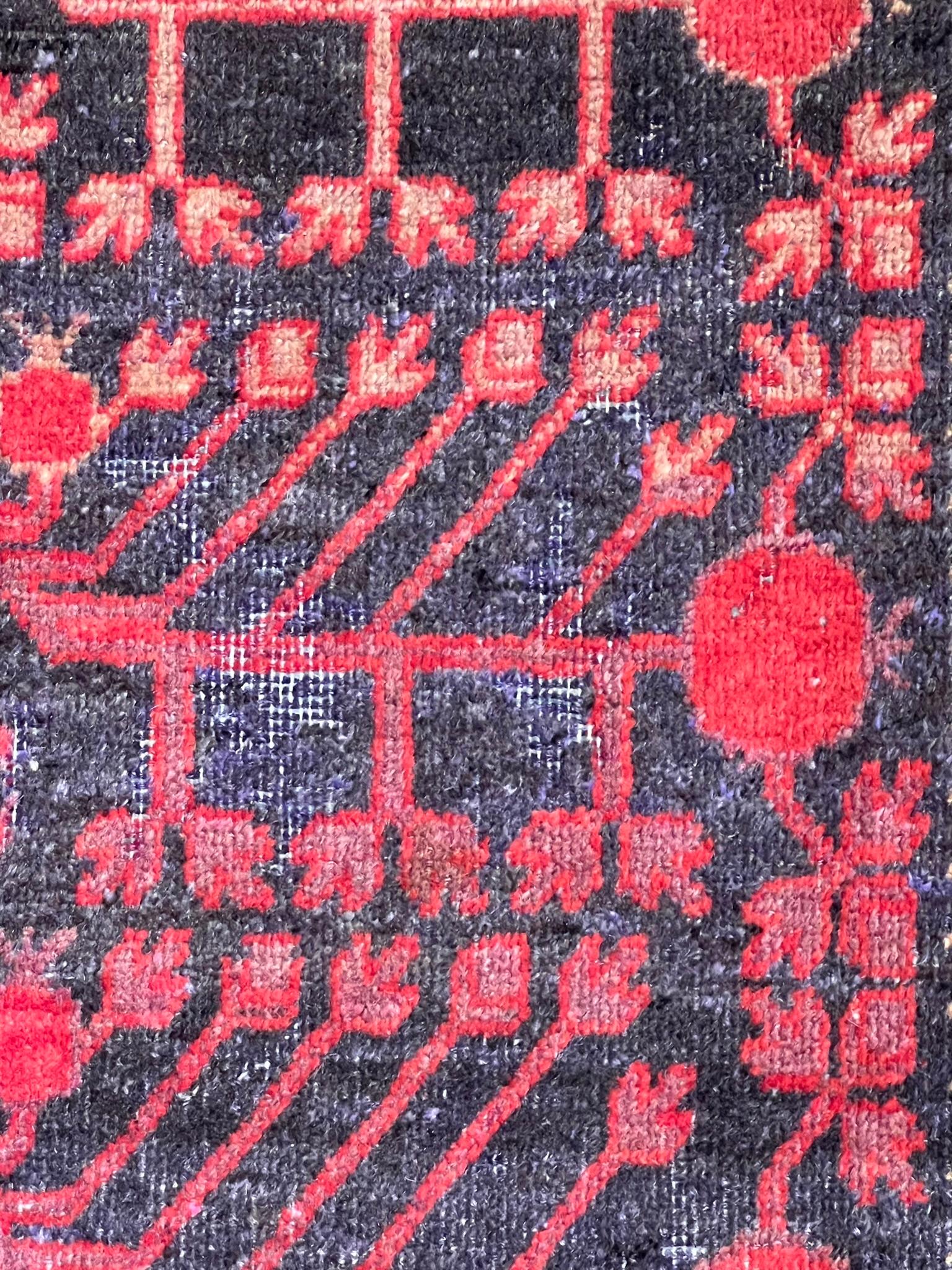 Small Yarkand rug decorated with pomegranate tones of cochineal red and gray For Sale 2
