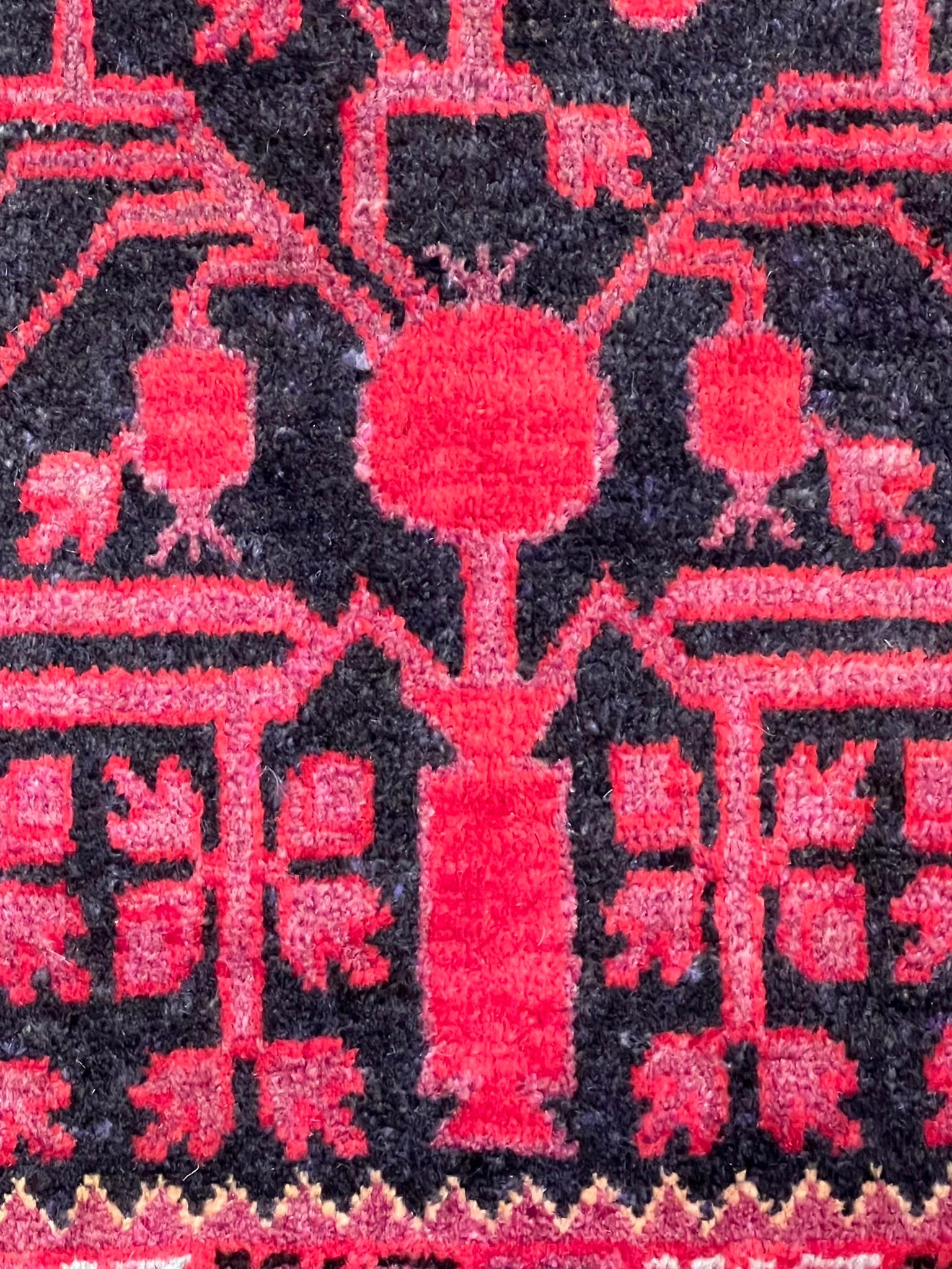 Small Yarkand rug decorated with pomegranate tones of cochineal red and gray For Sale 4