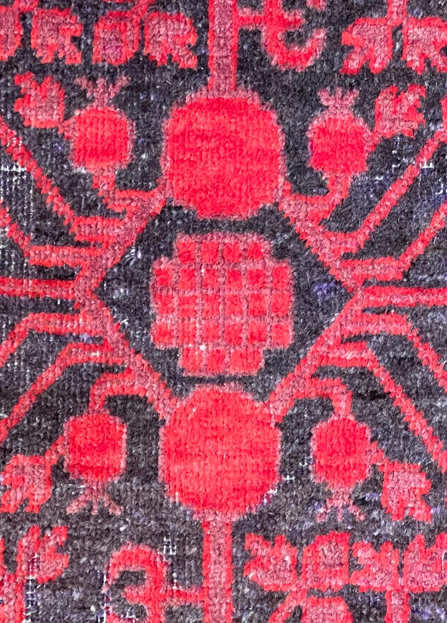 Small Yarkand rug decorated with pomegranate tones of cochineal red and gray In Distressed Condition For Sale In Firenze, IT