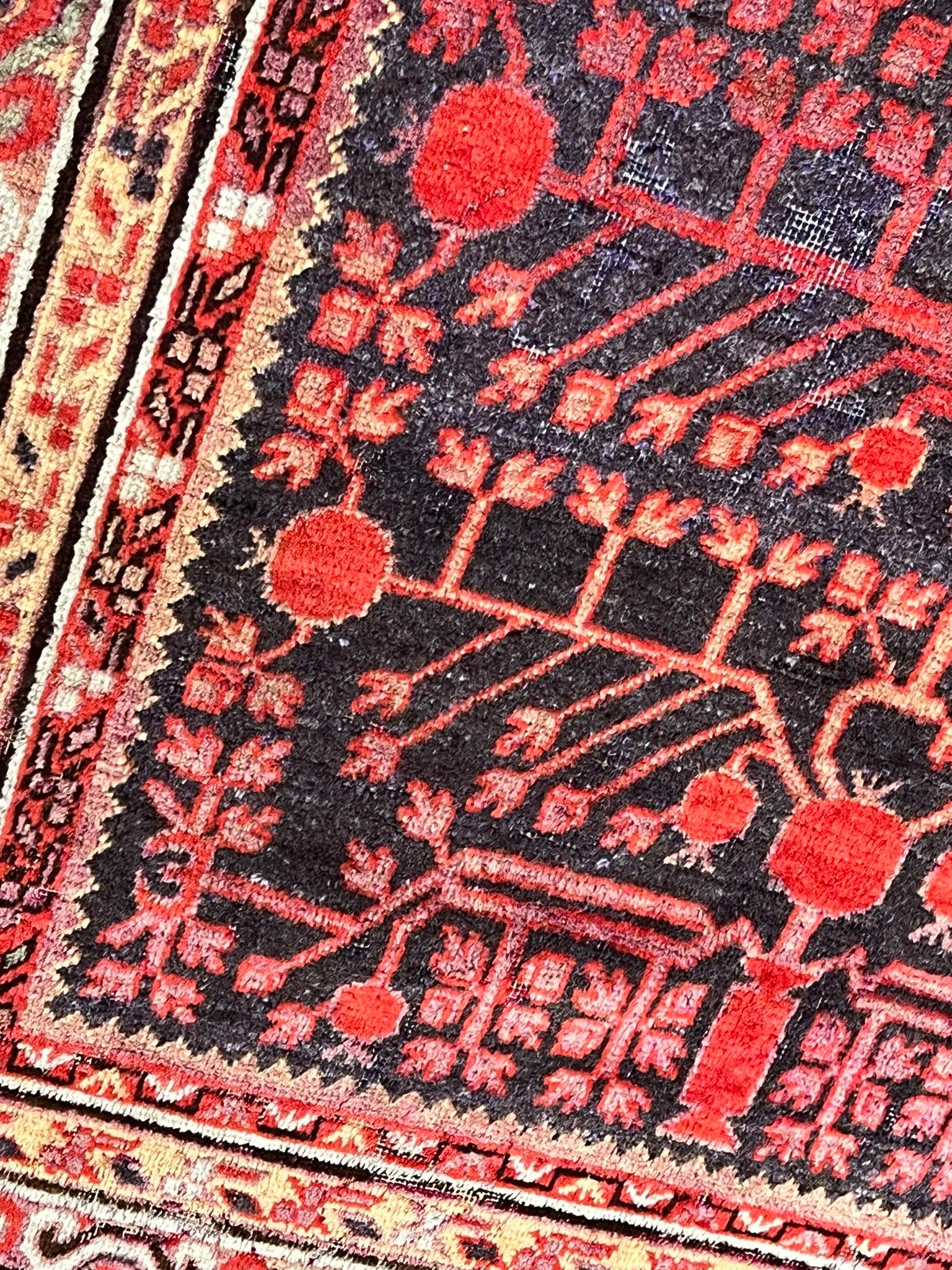 Small Yarkand rug decorated with pomegranate tones of cochineal red and gray For Sale 1