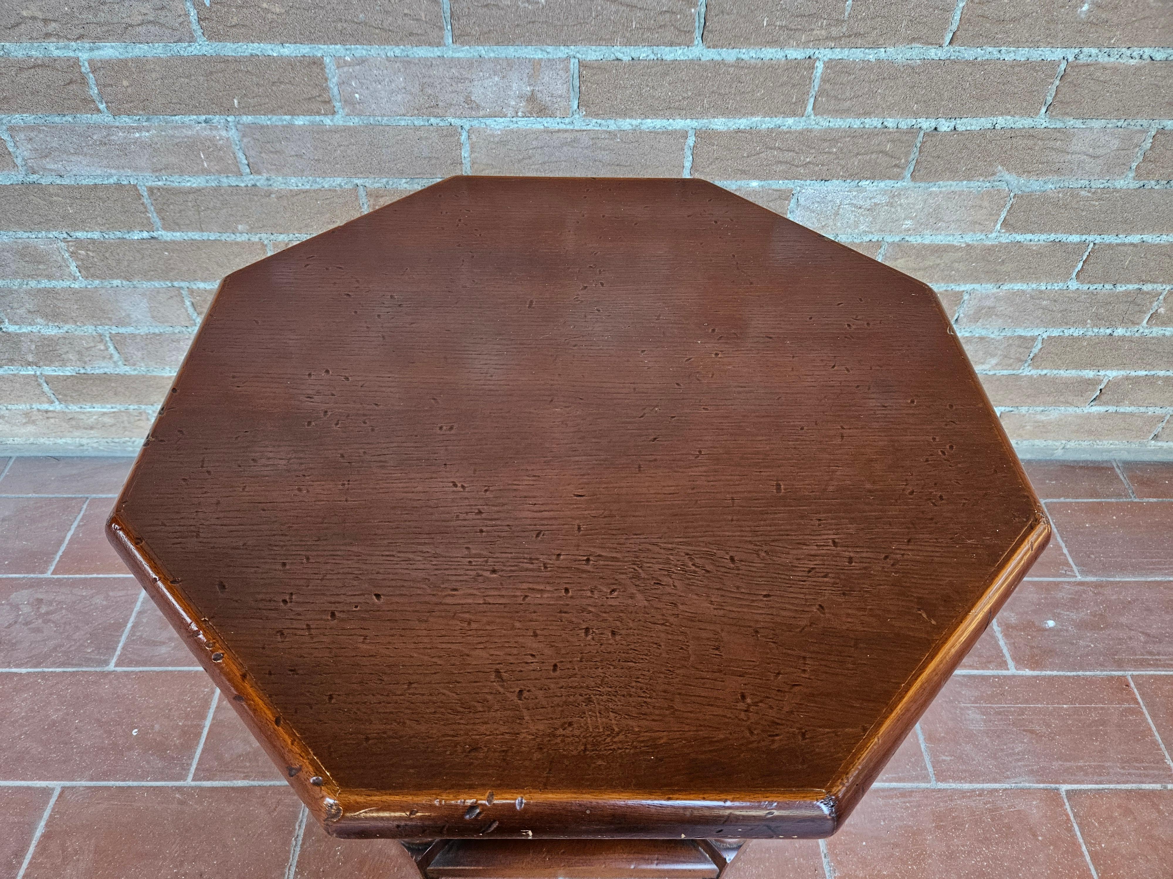 Small wooden octagonal shaped coffee table, perfect for use as a coffee table or for hosting guests.

Normal signs of wear due to age and use.
