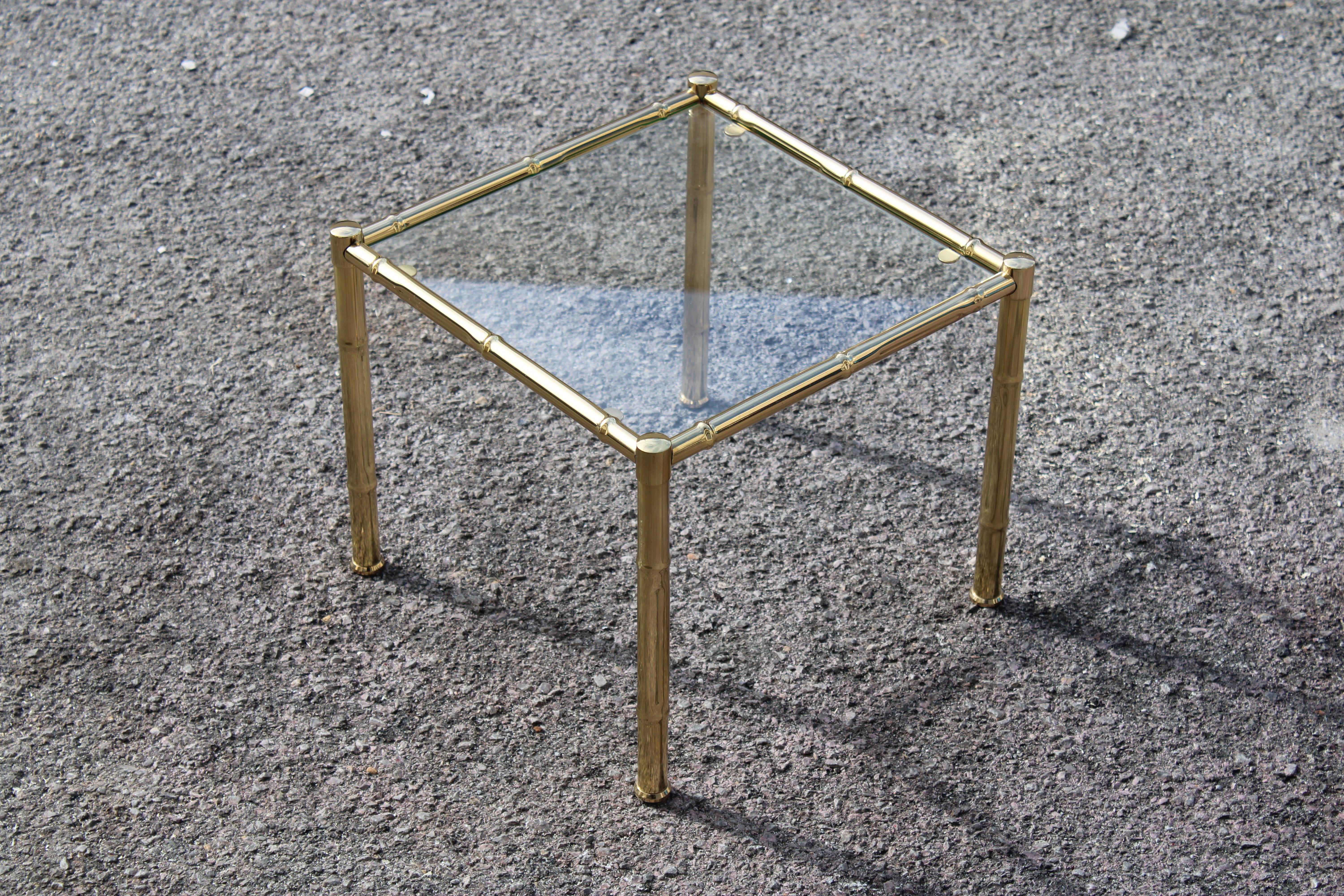 Piccolo Tavolino Quadrato in ottone a forma di Canna di bambù con piano in vetro .