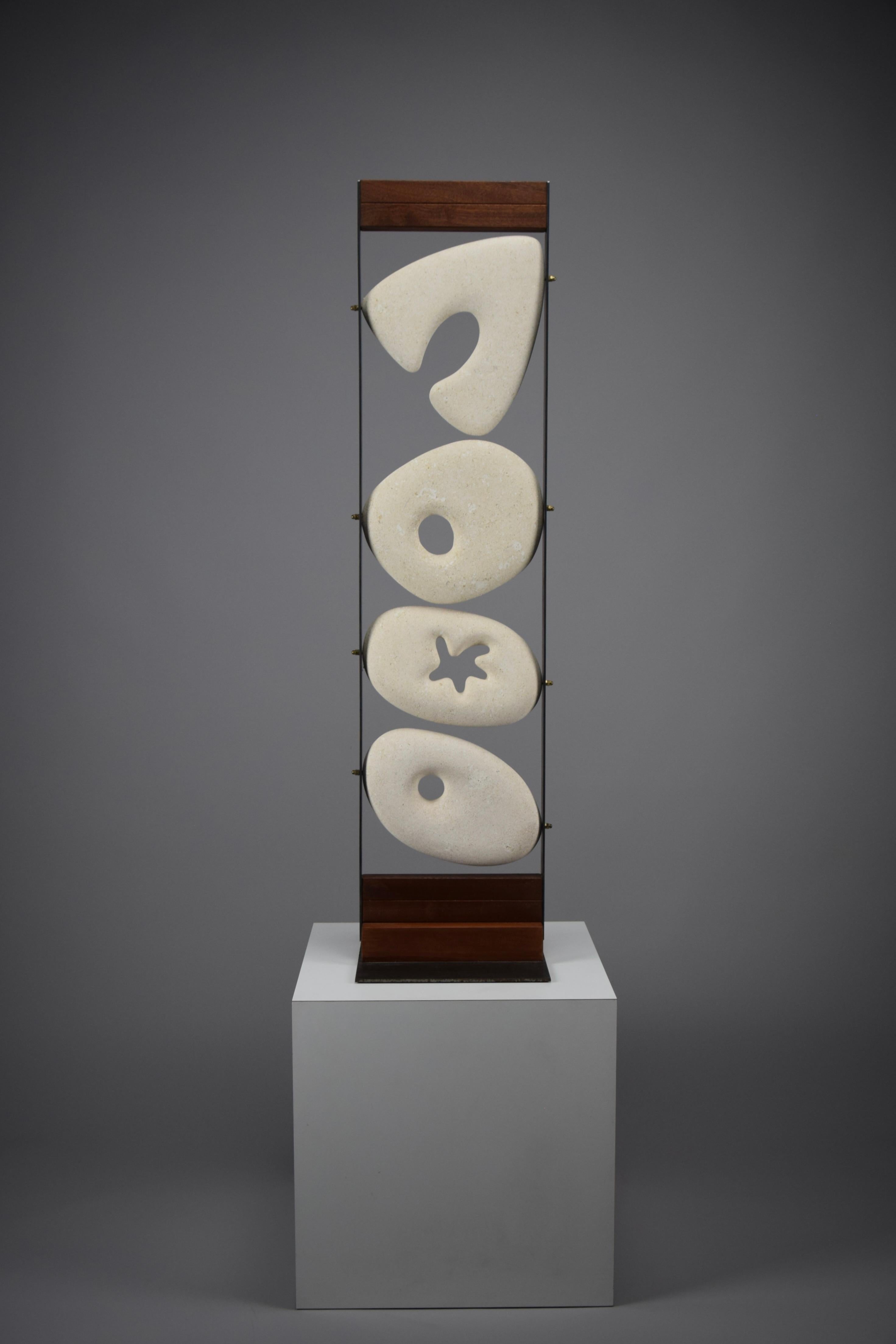 Scultura astratta in pietra 
