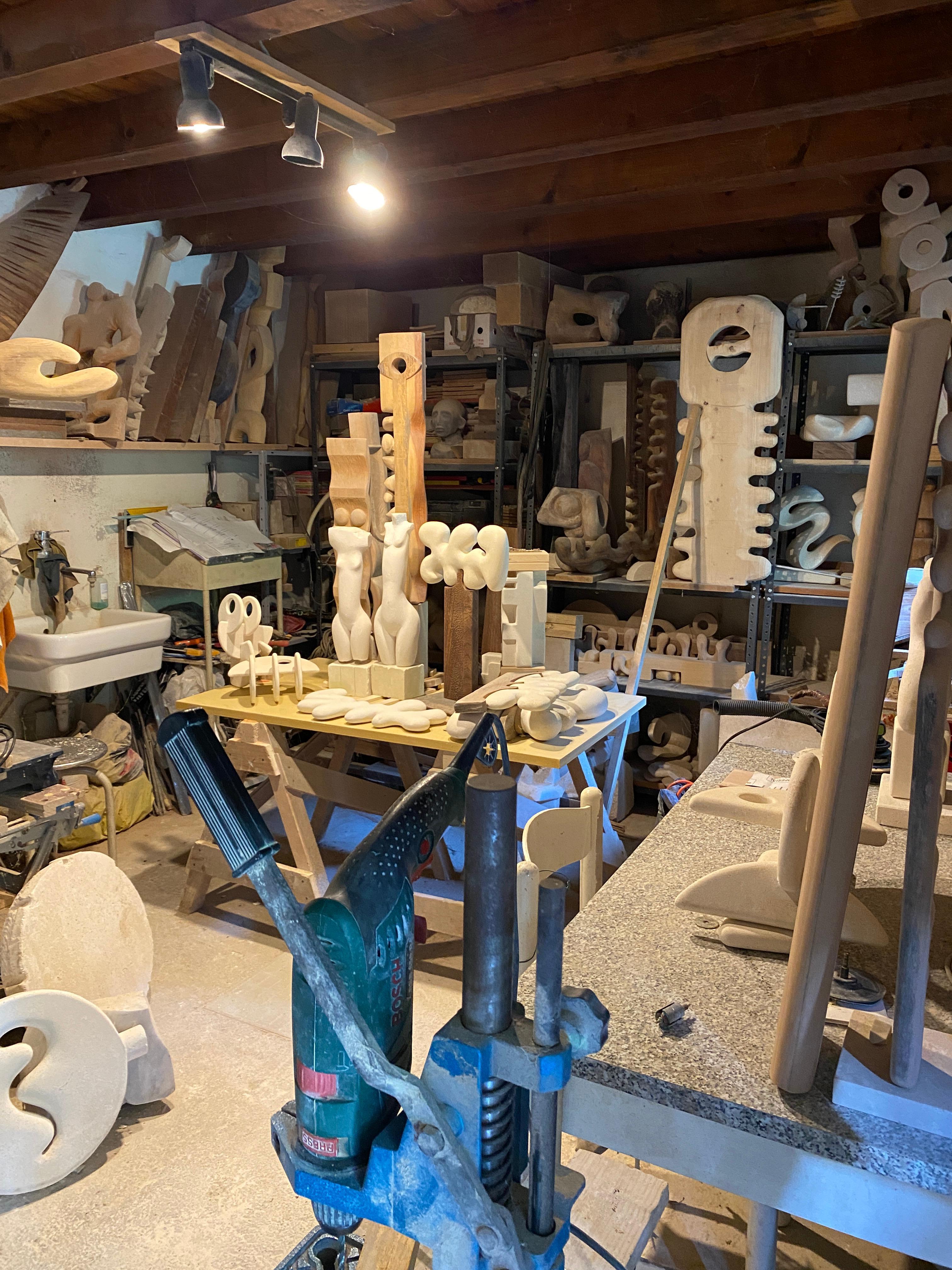 Italiano Scultura astratta in pietra 