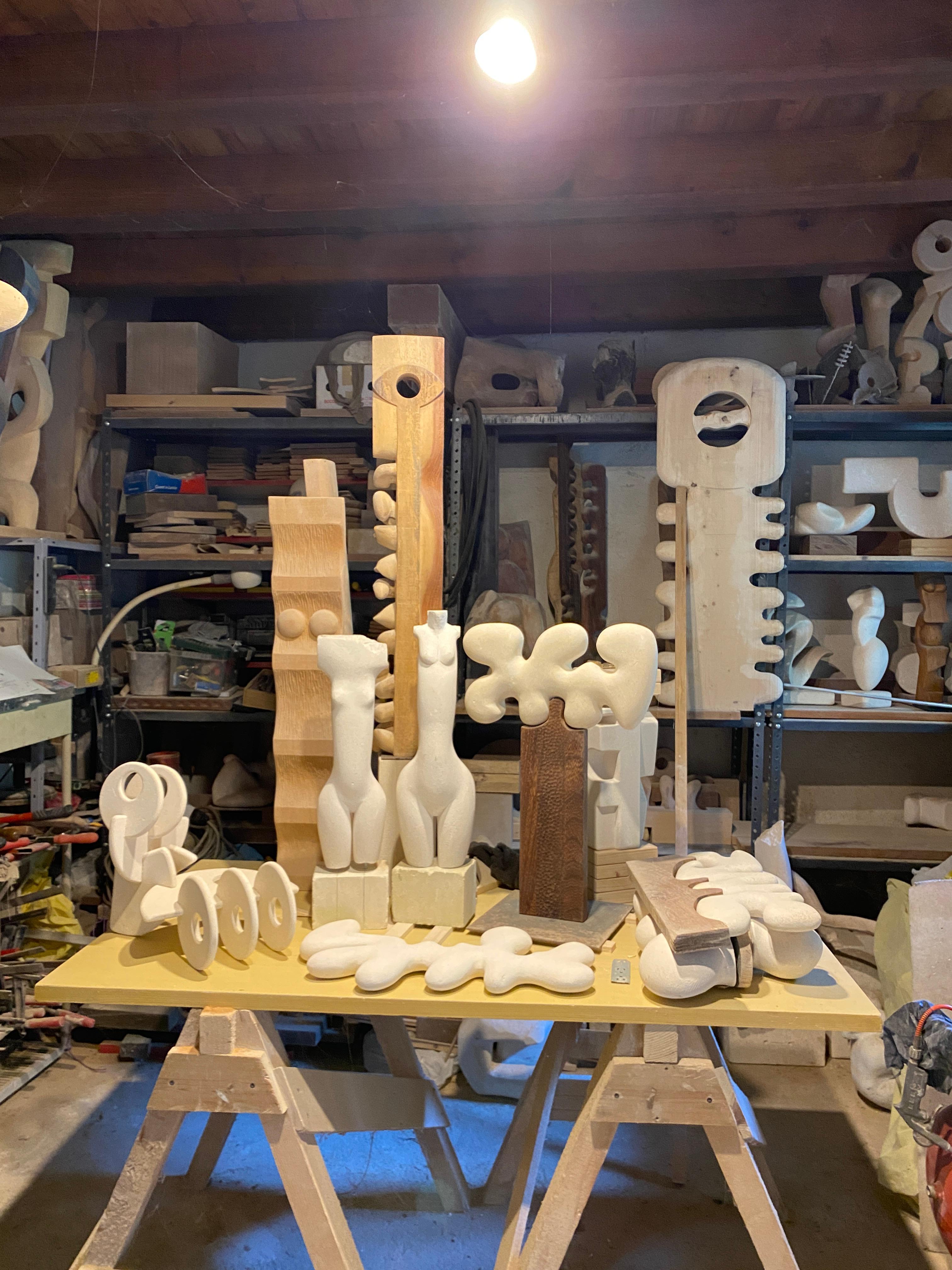 Scultura astratta in pietra 